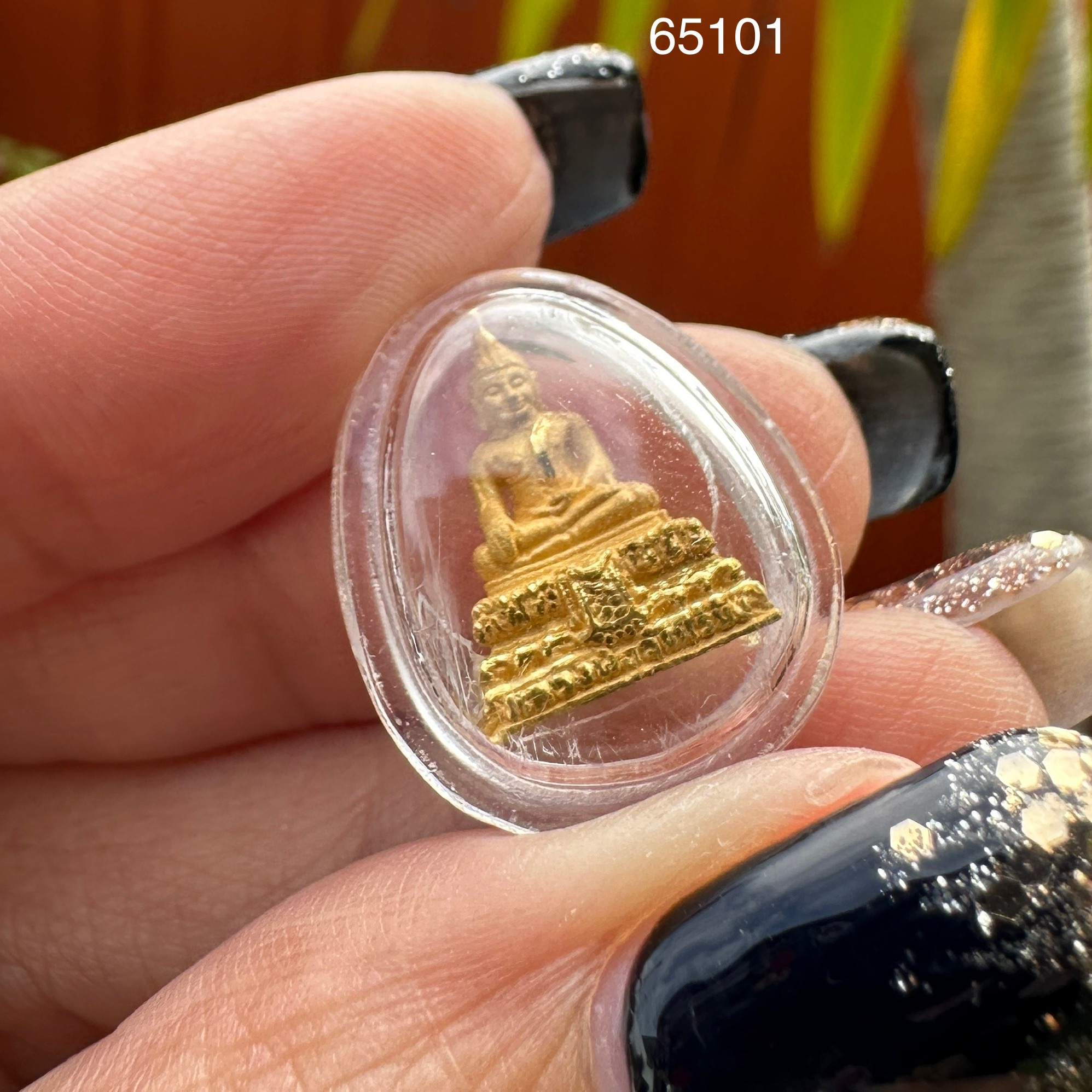 รหัส 65101 หลวงพ่อวัดไร่ขิง เนื้อทองคำ ลอยองค์ ทอง99.99 (นน. 3.48 g) เลี่ยมพลาสติก นน. 4.42 g