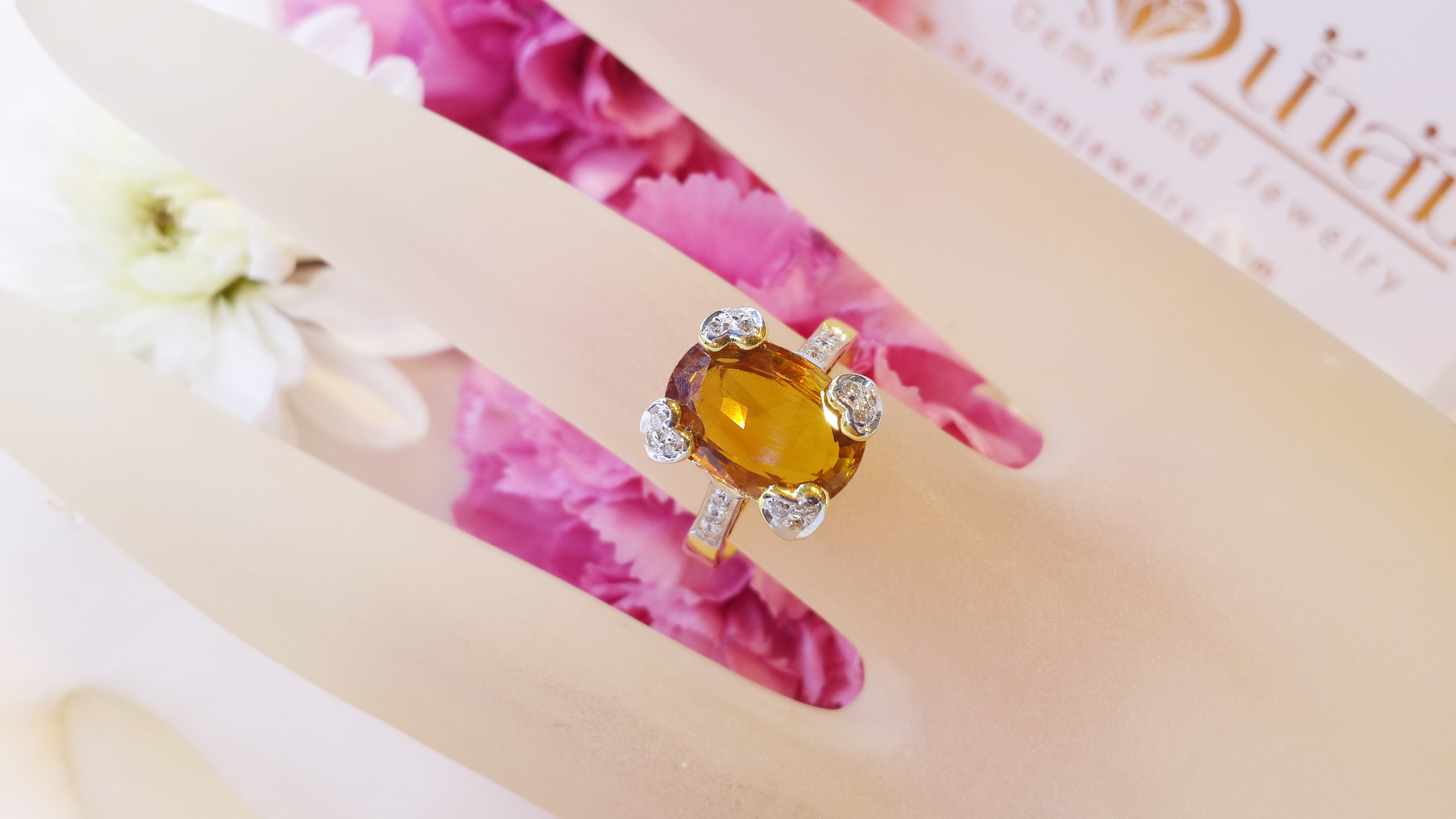 แหวนพลอยบุษราคัม เม็ดใหญ่ ประดับด้วยเพชร