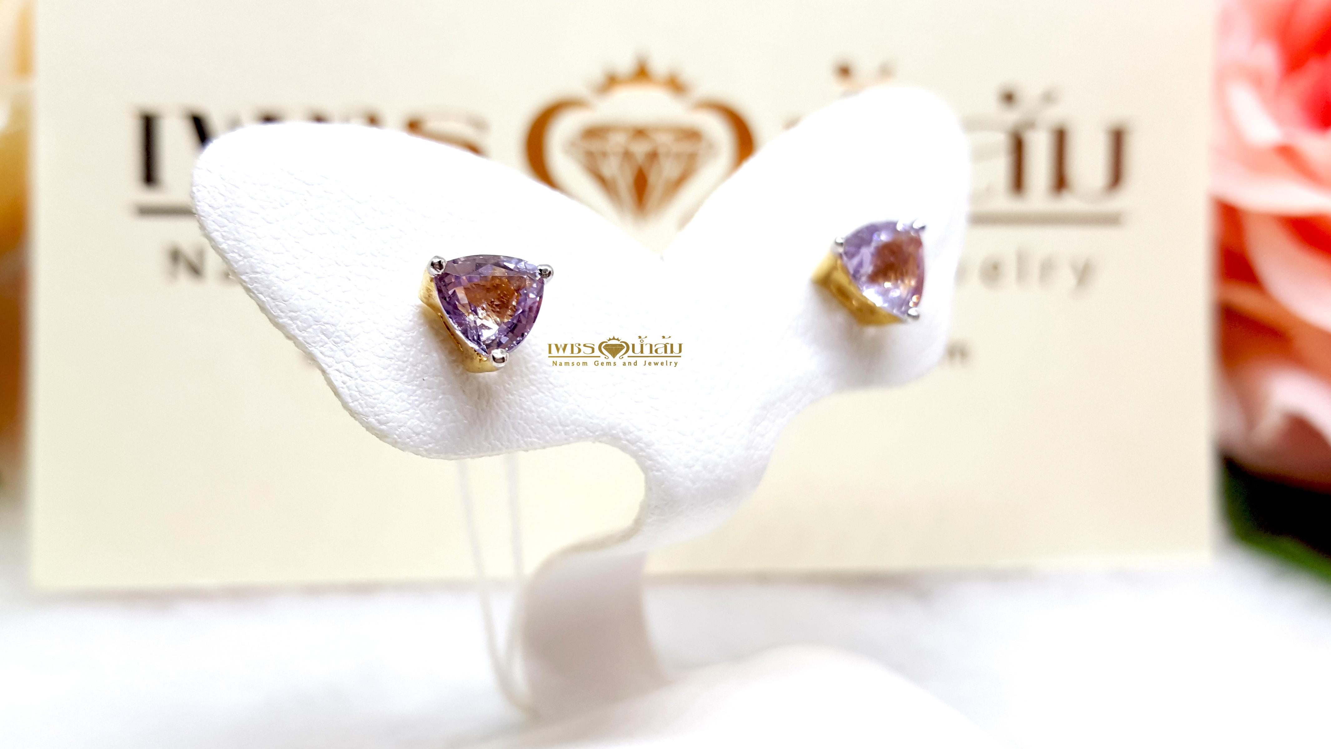 ต่างหูพลอย Violet Sapphire สีหายาก เจียรเหลียมเพชร ทรงเรียบง่าย สวมใส่ได้ทุกวัน