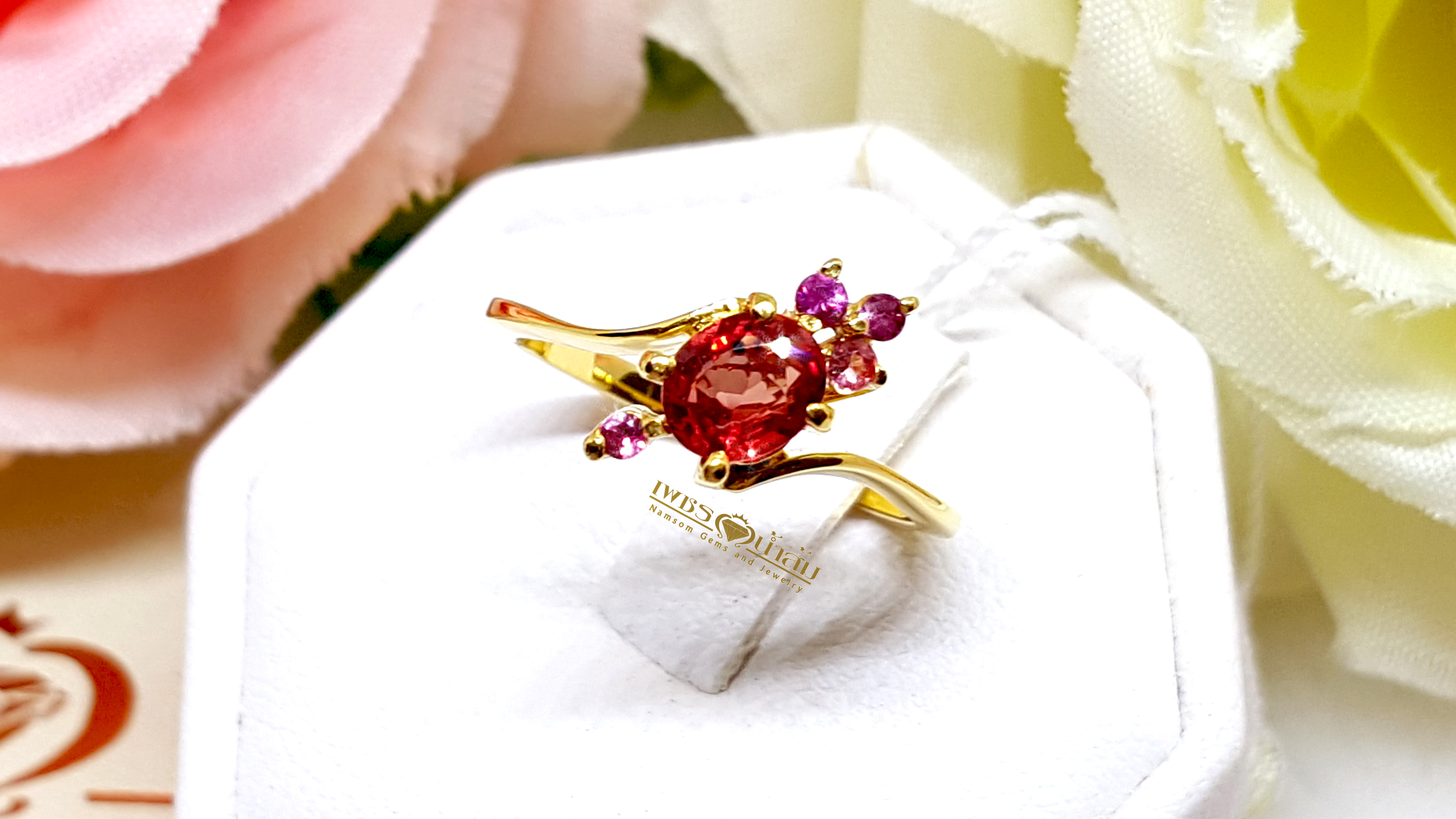 แหวนพลอยทับทิม Ruby สีสวยเจียระไนเหลี่ยมเพชร ประดับตกแต่งด้วยPink Sapphire สีสวย ทรงดอกไม้น่ารัก บนตัวเรือนทองแท้ทั้งตัวเรือน