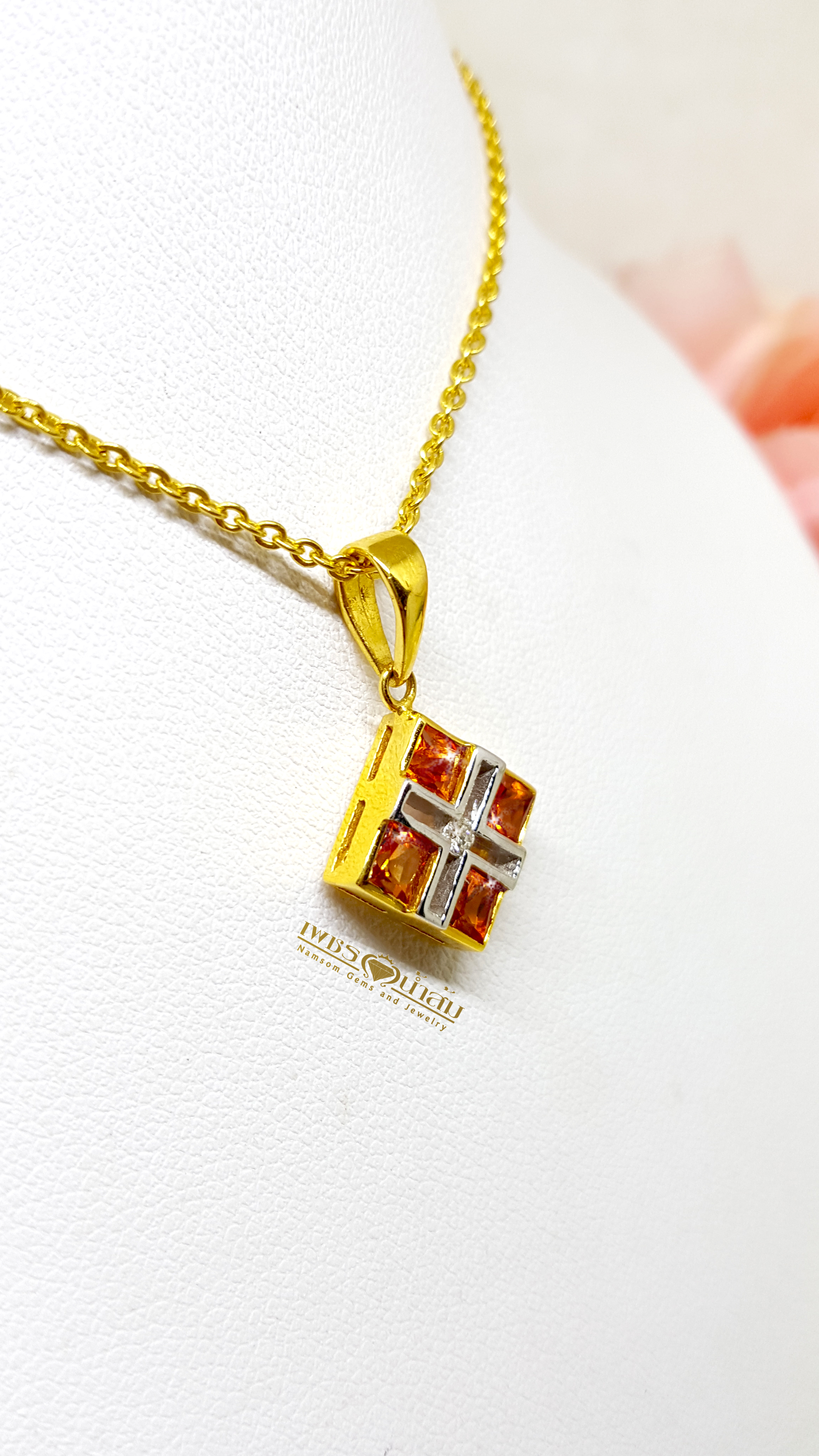 จี้พลอยบุษราคัม Yellow Sapphire ฝังเรียบไร้หนาม เจียรเป็นทรงเหลียม ฝังด้วยเพชรแท้เม็ดกลาง เพื่มลูกเล่น