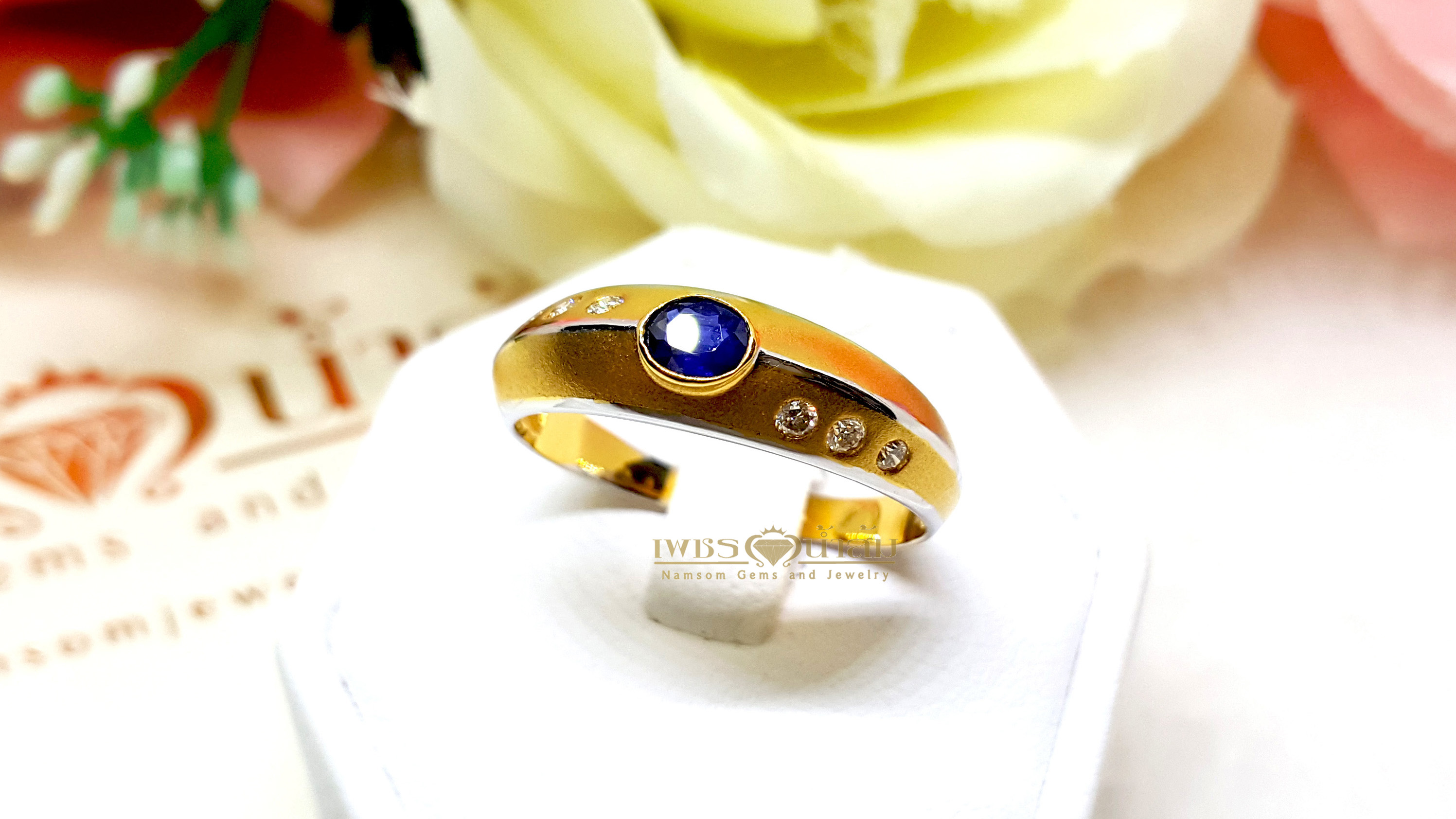 แหวนพลอยไพลิน Blue Sapphire สีน้ำเงินสวยน้ำงาม ประดับตกแต่งด้วยเพชรแท้ฝังหุ้มที่บ่าข้าง บนตัวเรือนทองแท้ทั้งตัวเรือน