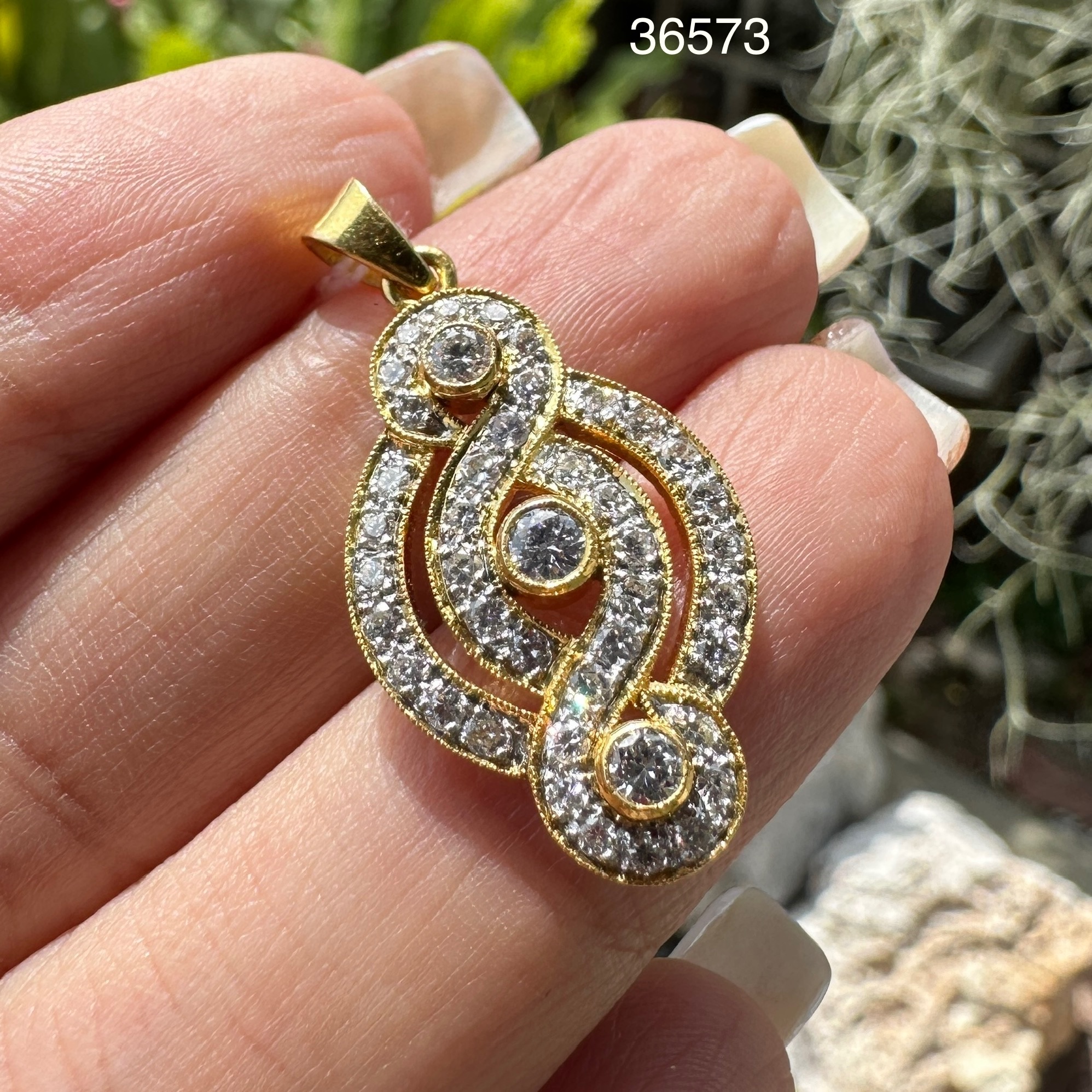รหัส 36573 จี้ เพชรแถวโค้ง 3/0.26 ct ฝังเพชร 40/0.60 ct ทอง90 งานสวยมาก นน. 3.91 g