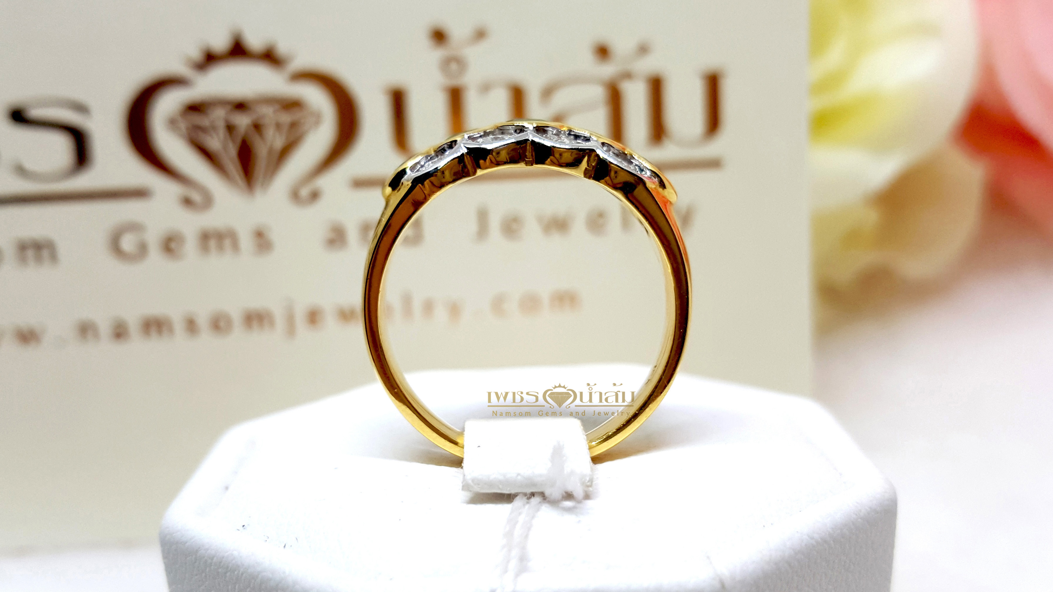 แหวนพลอยซาร์โวไรท์ Tsavorite สีสวยสด ฝังหุ้มเล่นลูกเล่นด้วยเพชรแท้เรียงราย บนตัวเรือนทองแท้ทั้งตัวเรือน