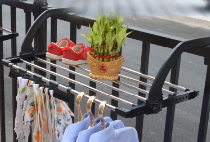 ราวตากผ้าแขวนขอบระเบียง (ล็อคได้)