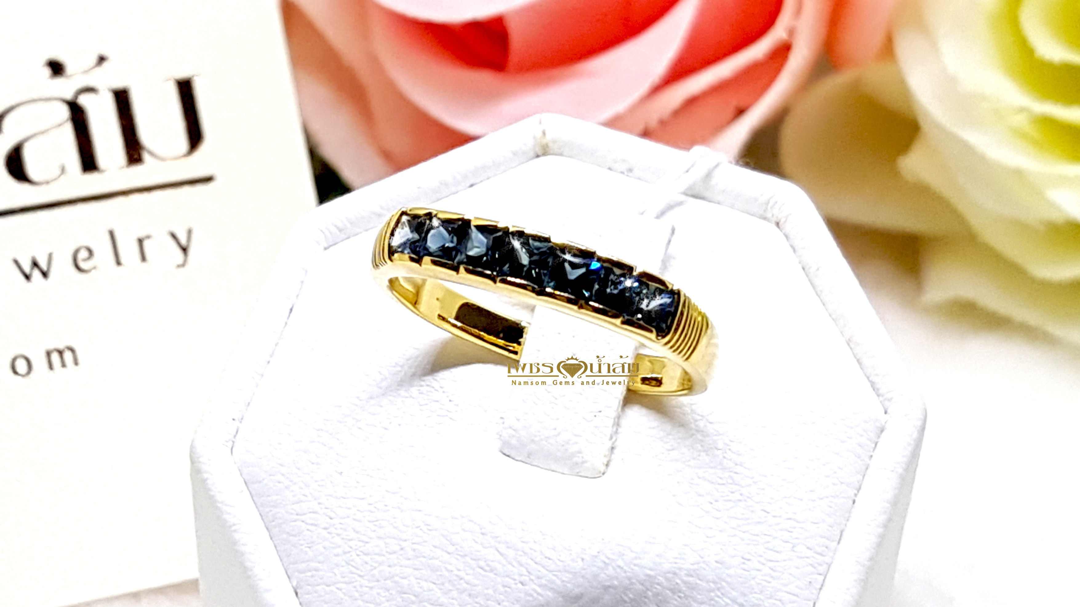 แหวนพลอยไพลิน Blue Sapphire สีน้ำเงิน เจียรเหลี่ย Asscher เรียงแถวปอกมีด น้ำงาม บนตัวเรือนทองแท้ทั้งตัวเรือน