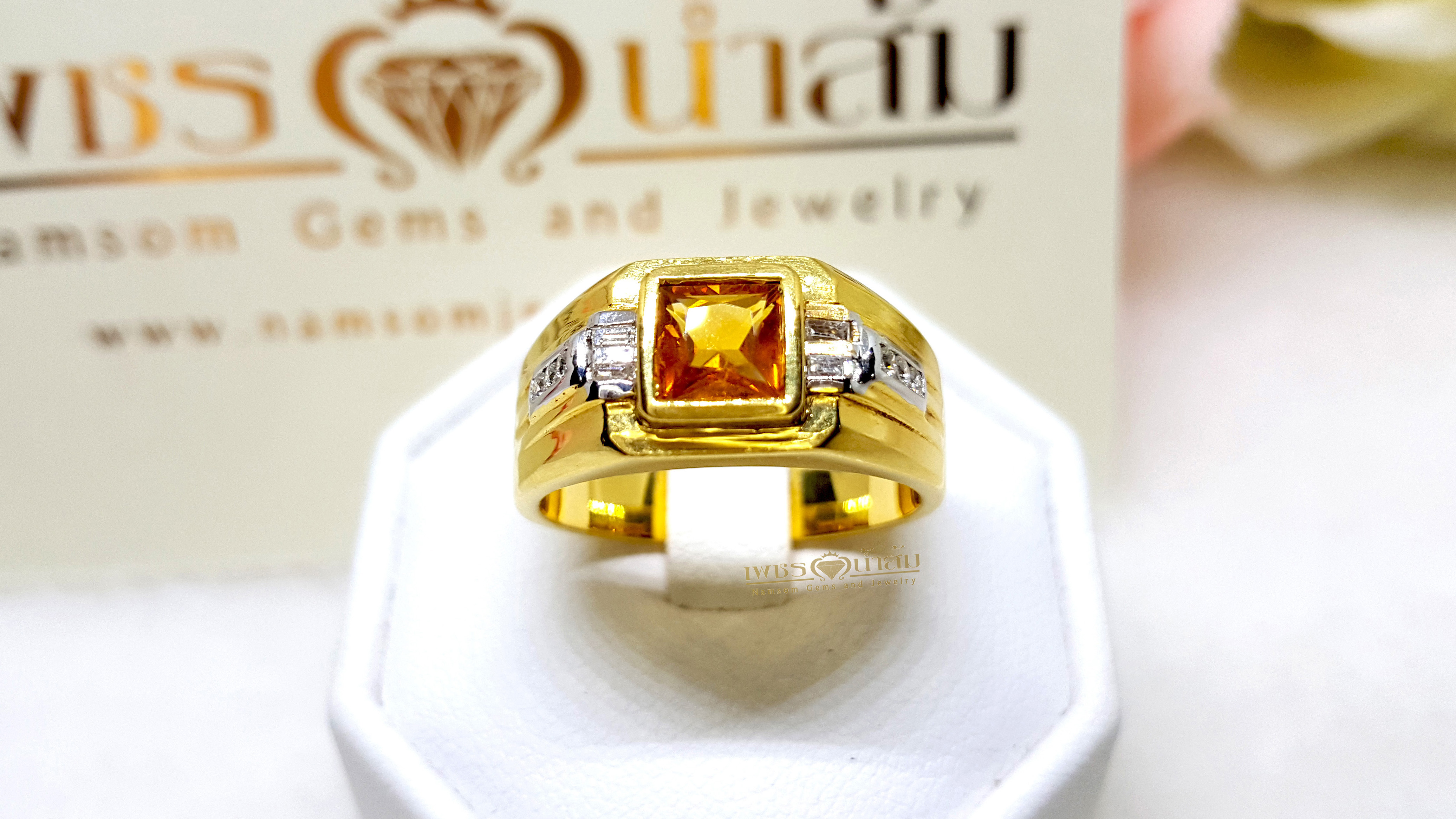 แหวนบุษราคัมน้ำงาม Yellow Sapphire ประดับฝังตกแต่งด้วยเพชรแท้ บนตัวเรือนทองแท้ทั้งตัวเรือน