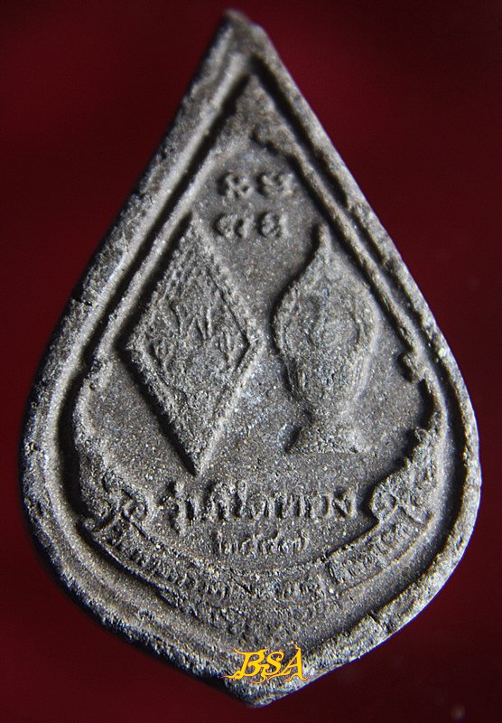 พระเนื้อว่าน พุทธชินราช รุ่นปิดทองปี47 มวลสารหลักคือทองที่ปิดองค์พระพุทธชินราชมานาน