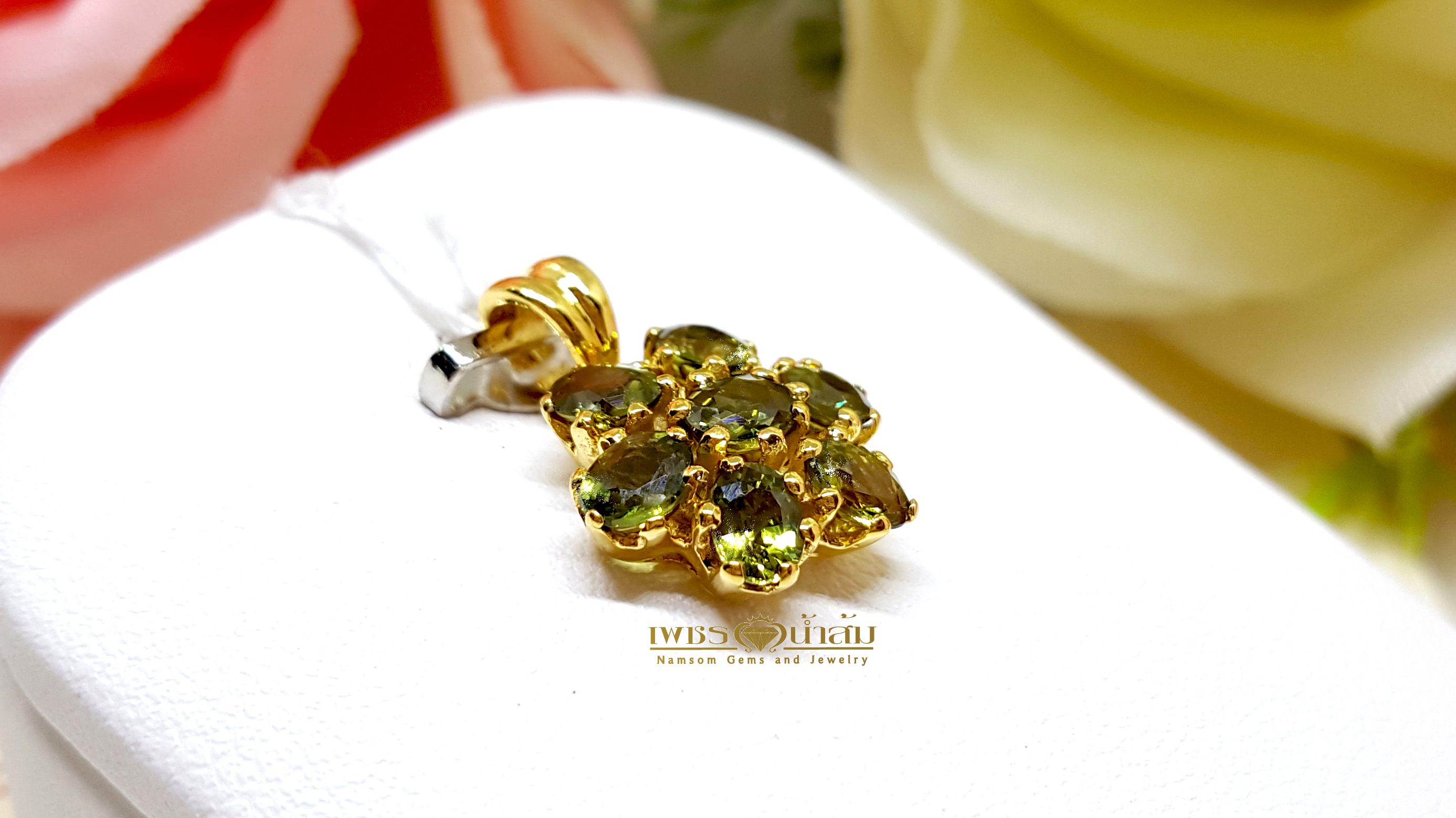 จี้พลอยเขียวส่อง Green Sapphire ทรงดอกไม้ ชิ้นเล็กน่ารัก สวมใส่ได้ทุกวัน