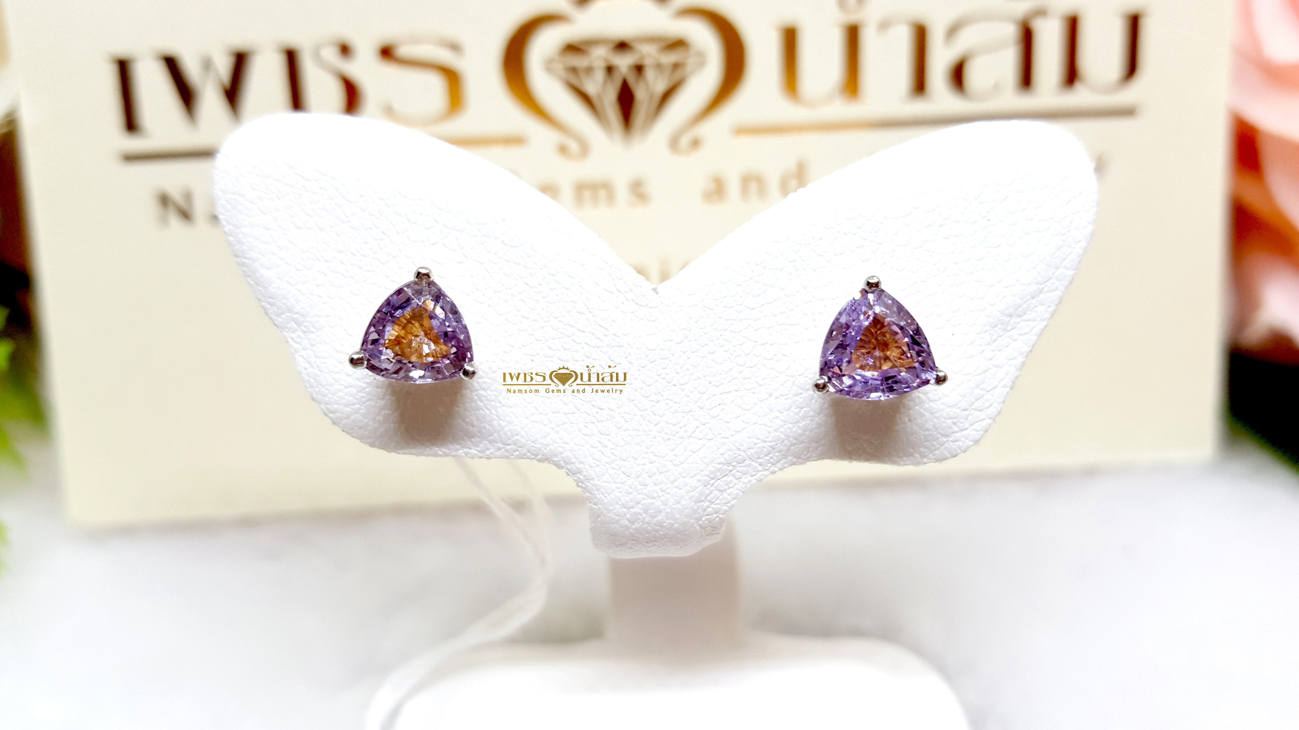 ต่างหูพลอย Violet Sapphire สีหายาก เจียรเหลียมเพชร ทรงเรียบง่าย สวมใส่ได้ทุกวัน