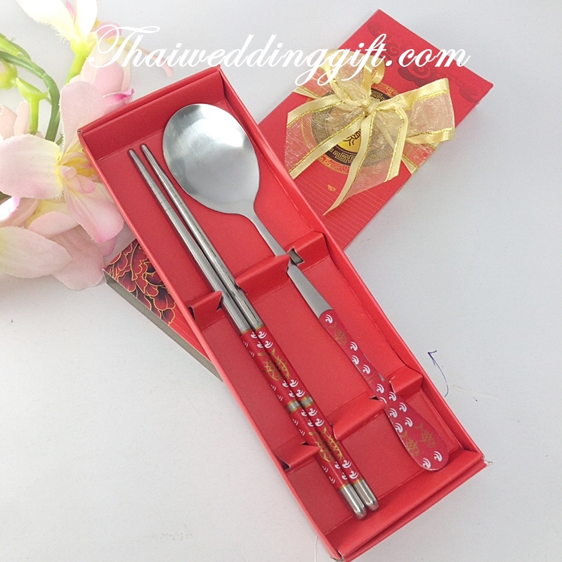 ช้อนตะเกียบ ด้ามลายสีแดง แพ็คกล่องแดงผูกโบว์ ฟรีป้ายชื่อ