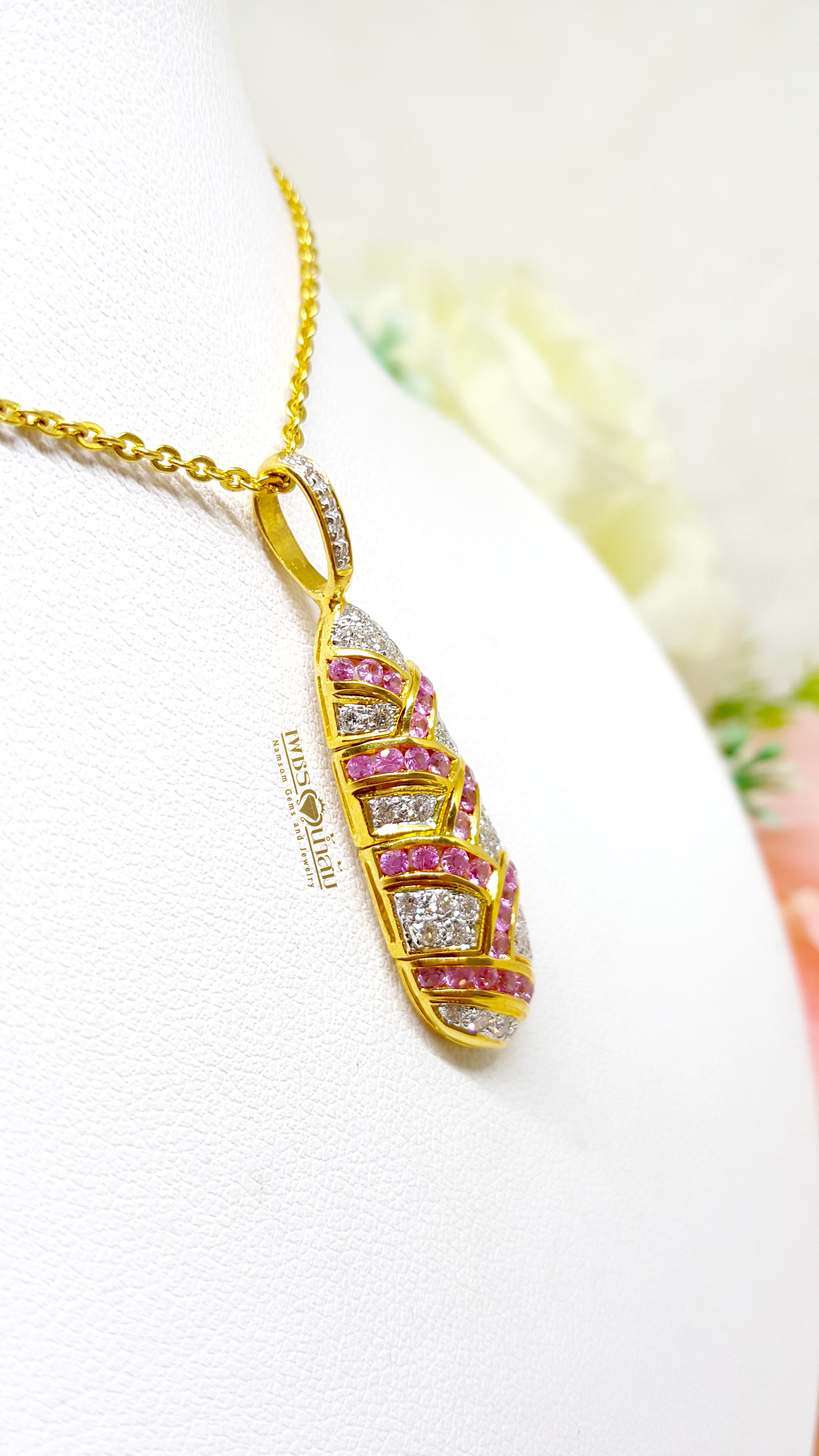 จี้เพชรแท้ ประดับคาดด้วยแซปไฟร์สีชมพู Pink Sapphire ตัวเรือนออกแบบทรงดักแด้ก่อนจะเป็นผีเสื้อ งานเข้าขั้นงามคลาสสิก และอ่อนช้อยยิ่ง
