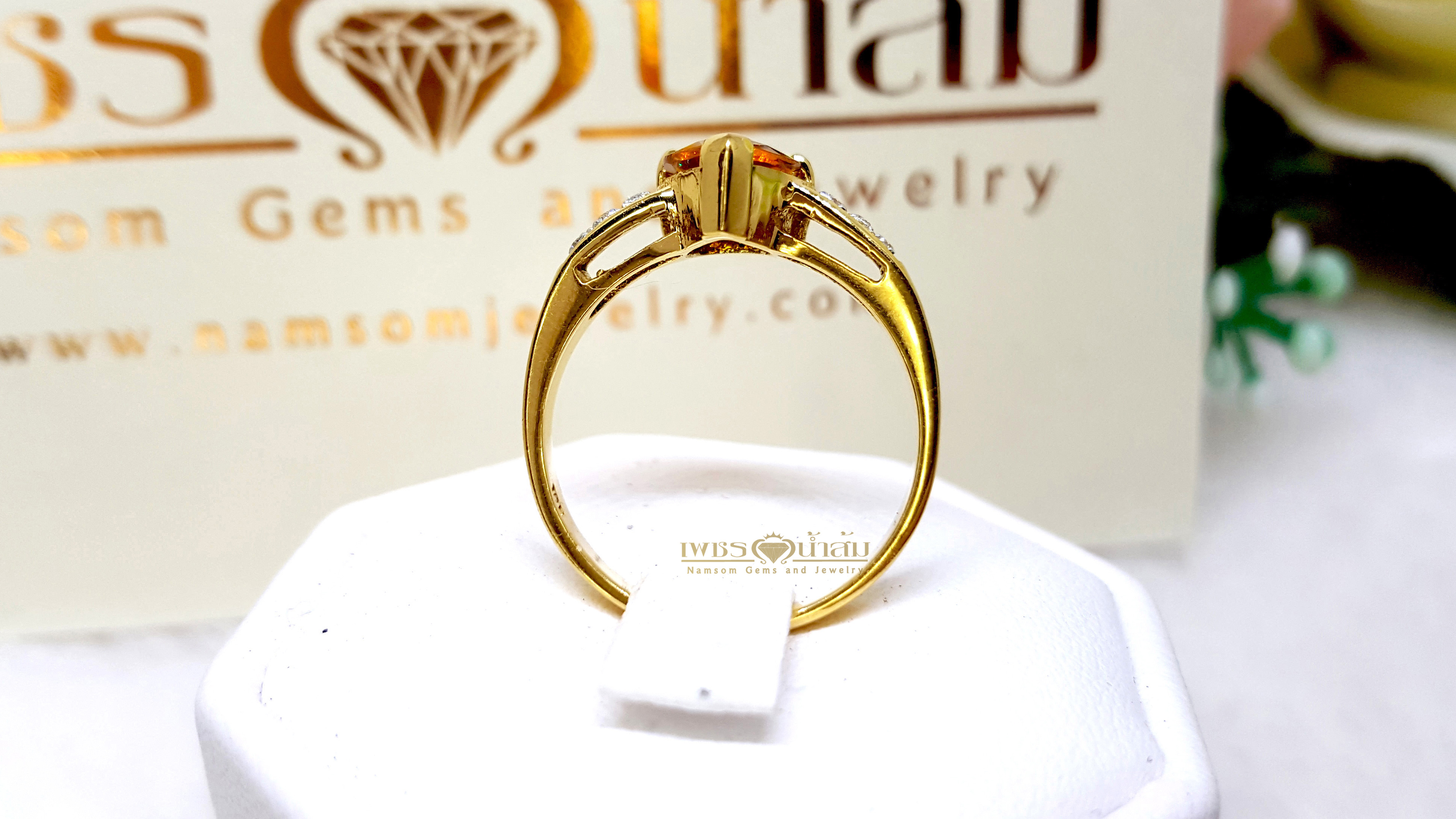 แหวนพลอยบุษราคัม Yellow Sapphire ฝังทรงหยกน้ำ ตกแต่งเพชรแท้ที่บ่าข้าง ดูเรียบหรู บนตัวเรือนทองแท้ทั้งตัวเรือน