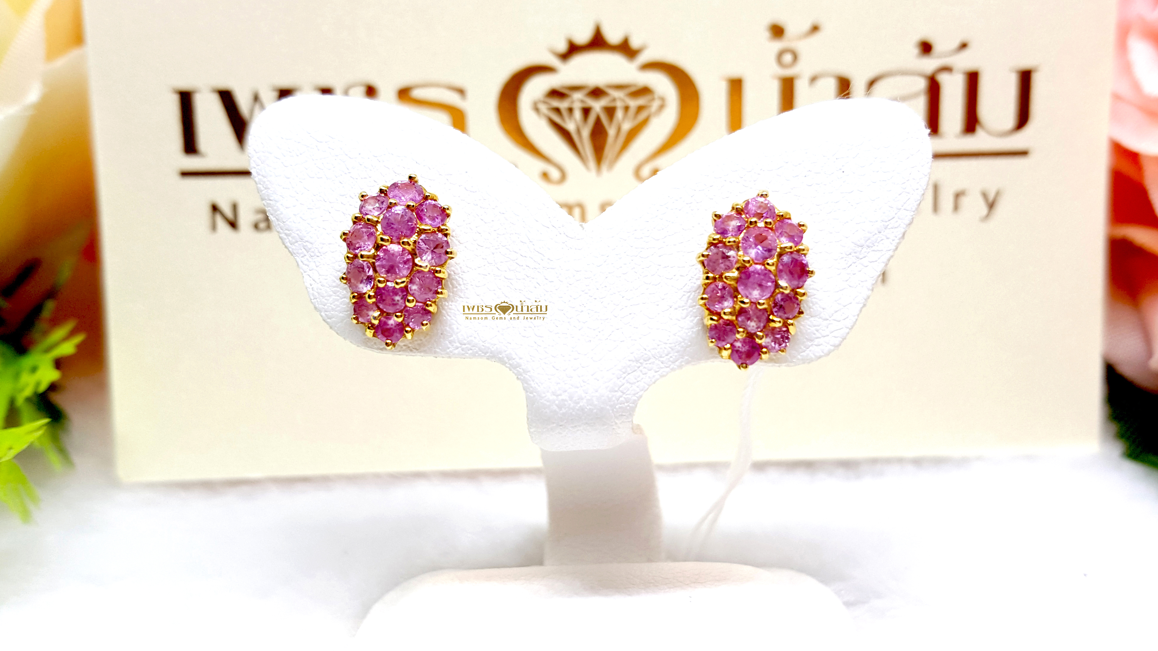 ต่างหูพลอยแซฟไฟร์สีชมพู Pink Sapphire สีสวยน้ำงาม ประดับตกแต่งเป็นช่อดอกไม้ งานออกแบบคลาสสิก