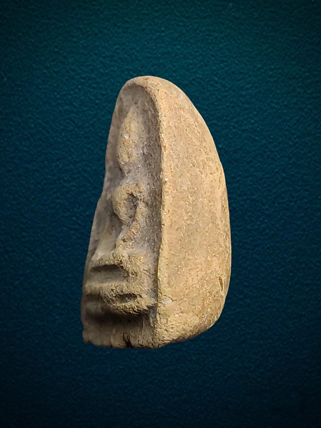 พระเนื้อดิน พิมพ์นั่ง มารวิชัย ไม่ทราบที่