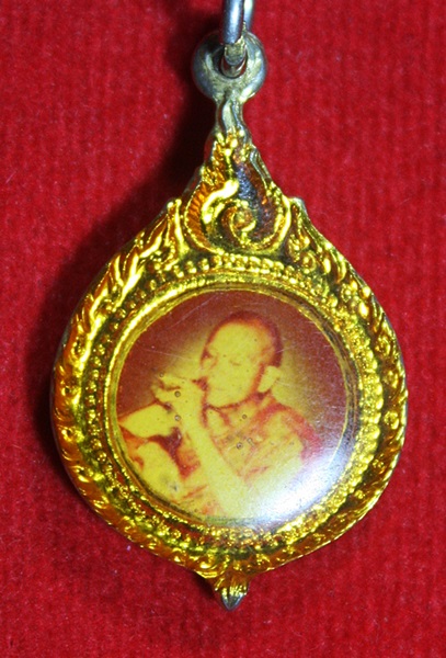 เหรียญรูปหลวงพ่อคูณ ลงยา วัดบ้านไร่ จ.นครราชสีมา