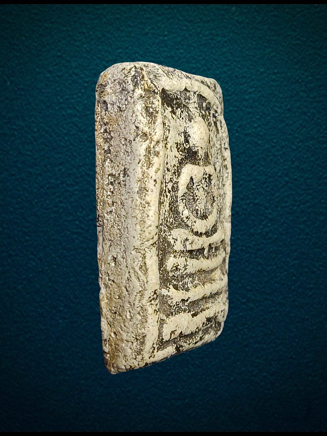 พระสมเด็จ หลวงปู่ภู วัดอินที์ พิมพ์สามชั้นหูติ่งพิมพ์โย้ สวยสมบูรณ์