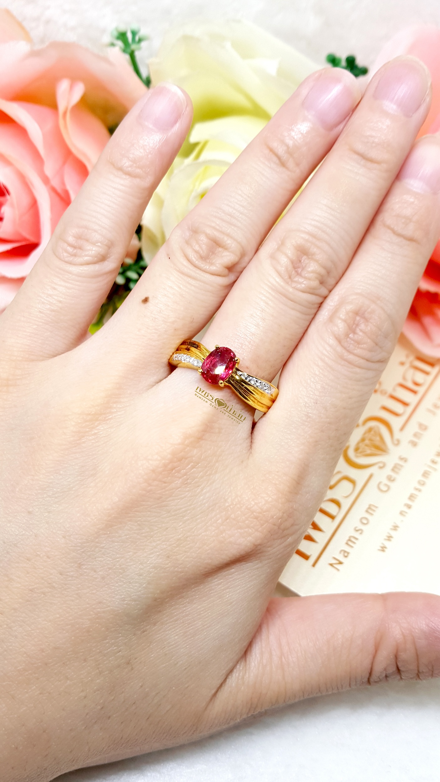 แหวนพลอยทับทิม จันทบุรี สำหรับคุณผู้หญิง ตัวเรือนบ่าข้างทรงไขว้ ประดับเพชร