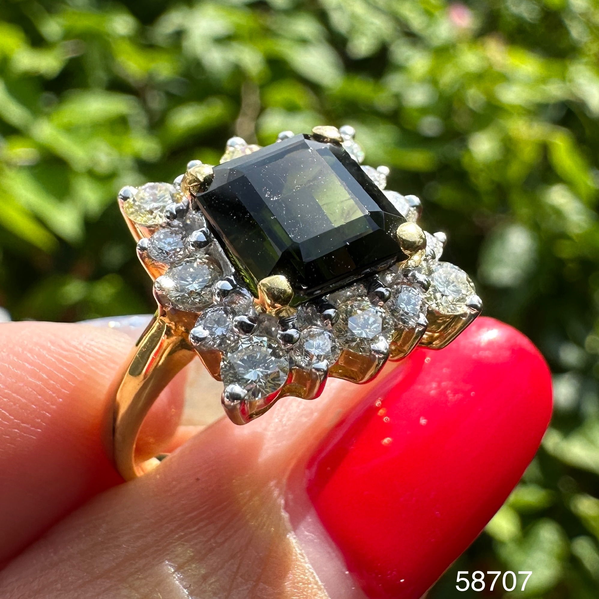 รหัส 58707 แหวน เขียวส่อง เจียร ล้อมเพชร 16 เม็ด 0.72 กะรัต ทอง90 งานสวยมาก นน. 6.56 g