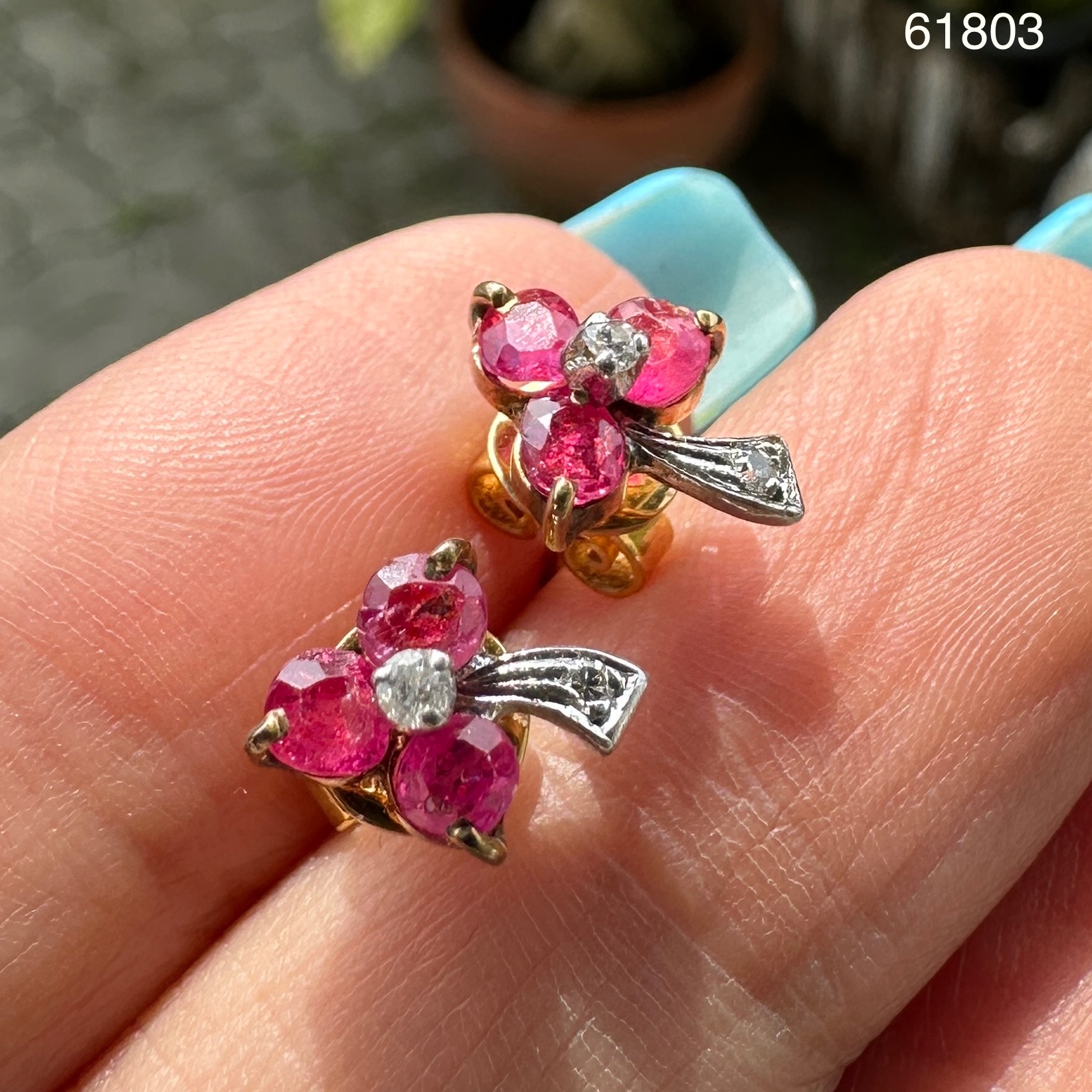รหัส 61803 ต่างหู ทับทิม ฝังเพชรกุหลาบ 4 เม็ด 0.04 กะรัต ทองK 2สี งานสวยมาก นน. 1.77 g