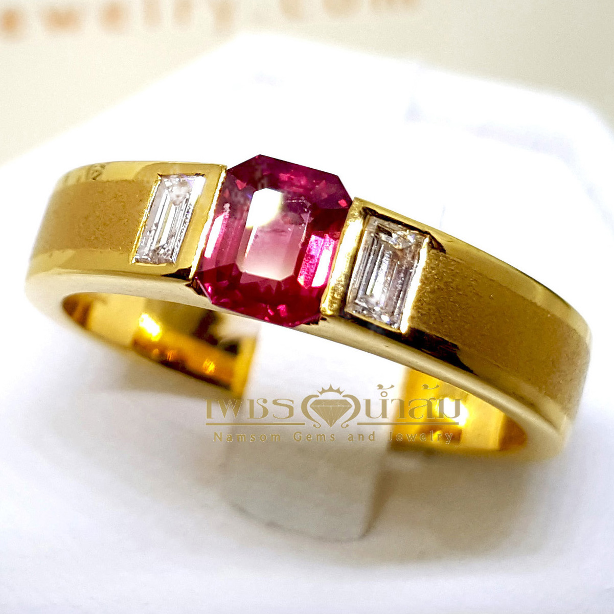 แหวนพลอยทับทิม Ruby สีสดเจียรเหลี่ยม Asscher ประดับตกแต่งด้วยเพชรแท้ที่ขอบข้าง บนตัวเรือนทองแท้ทั้งตัวเรือน