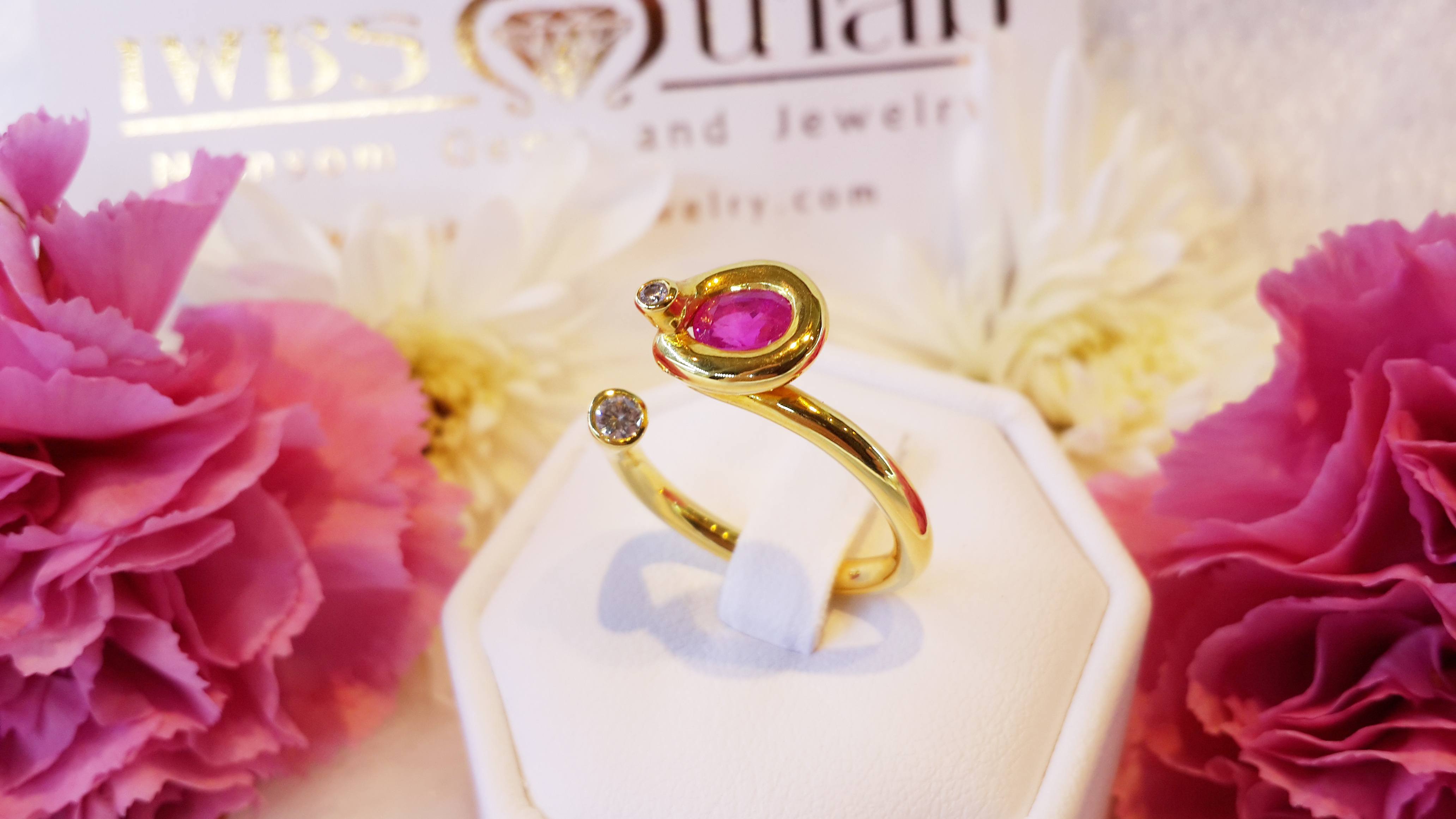 แหวนพลอยทับทิมเม็ดน้ำงาม ดีไซน์โค้งงอจบด้วยเพชร