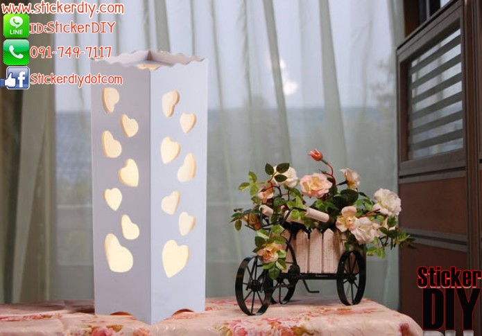 โคมไฟแต่งบ้าน แบบตั้งโต๊ะฉลุลาย HEARTS สีขาว
