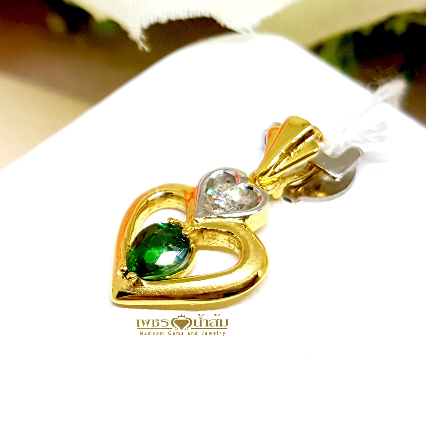 จี้ทรงหัวใจ ออกแบบให้มีพลอยซาร์โวไรท์ Tsavorite สีสวยสดอยู่ภายใน