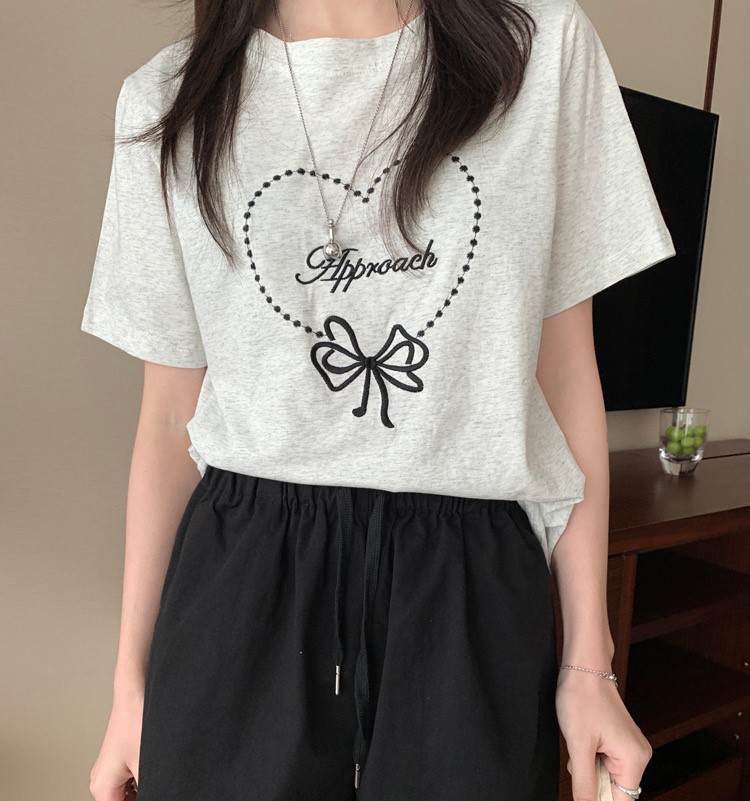 P17903 เสื้อแฟชั่น ผ้ายืดเนื้อดีสีเทาอ่อน ปักลาย