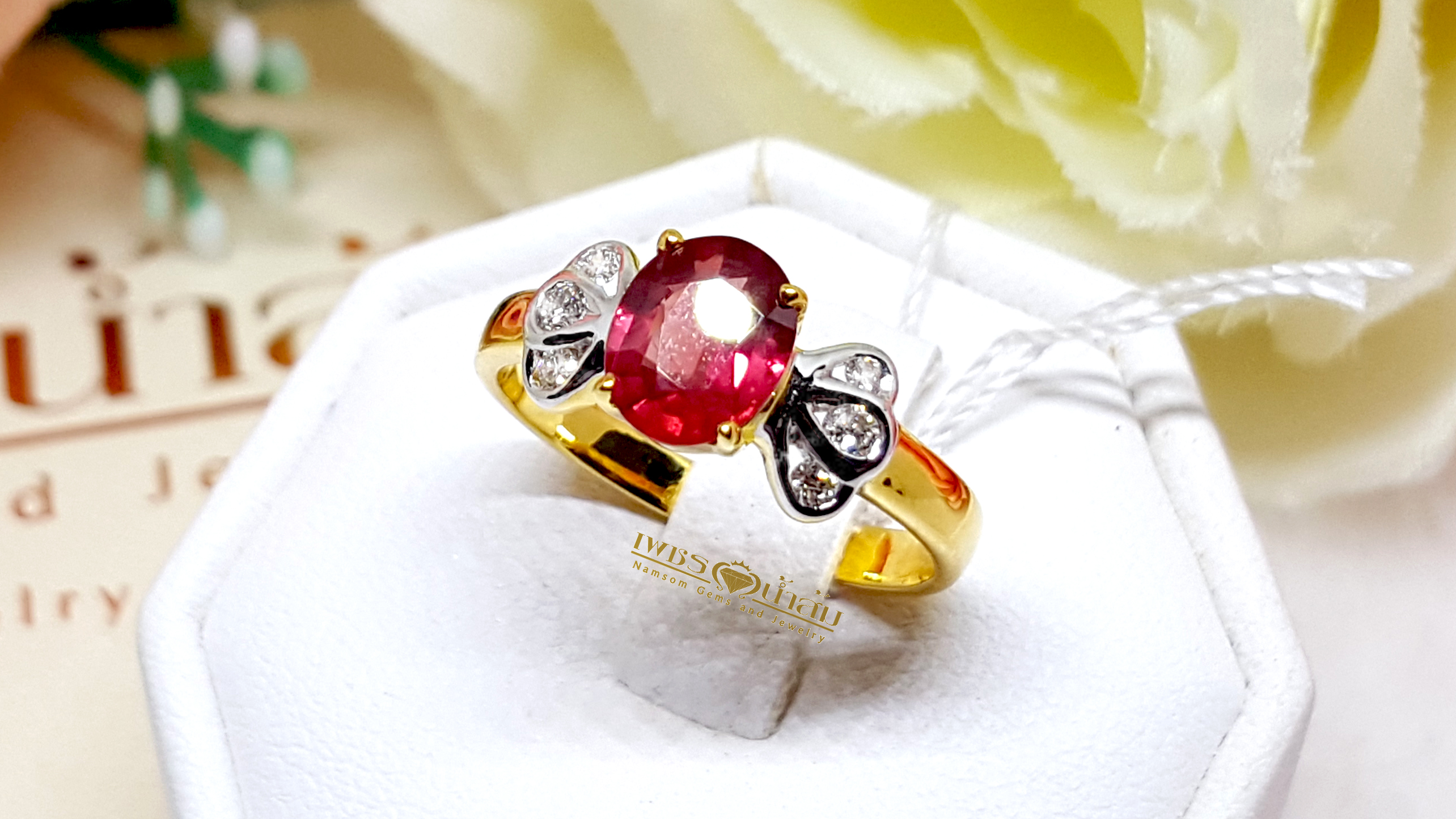 แหวนพลอยทับทิม Ruby สีเลือดนกน้ำงาม ประดับตกแต่งด้วยเพชรแท้เป็นทรงใบไม้ ดูสวยหวาน บนตัวเรือนทองแท้ทั้งตัวเรือน