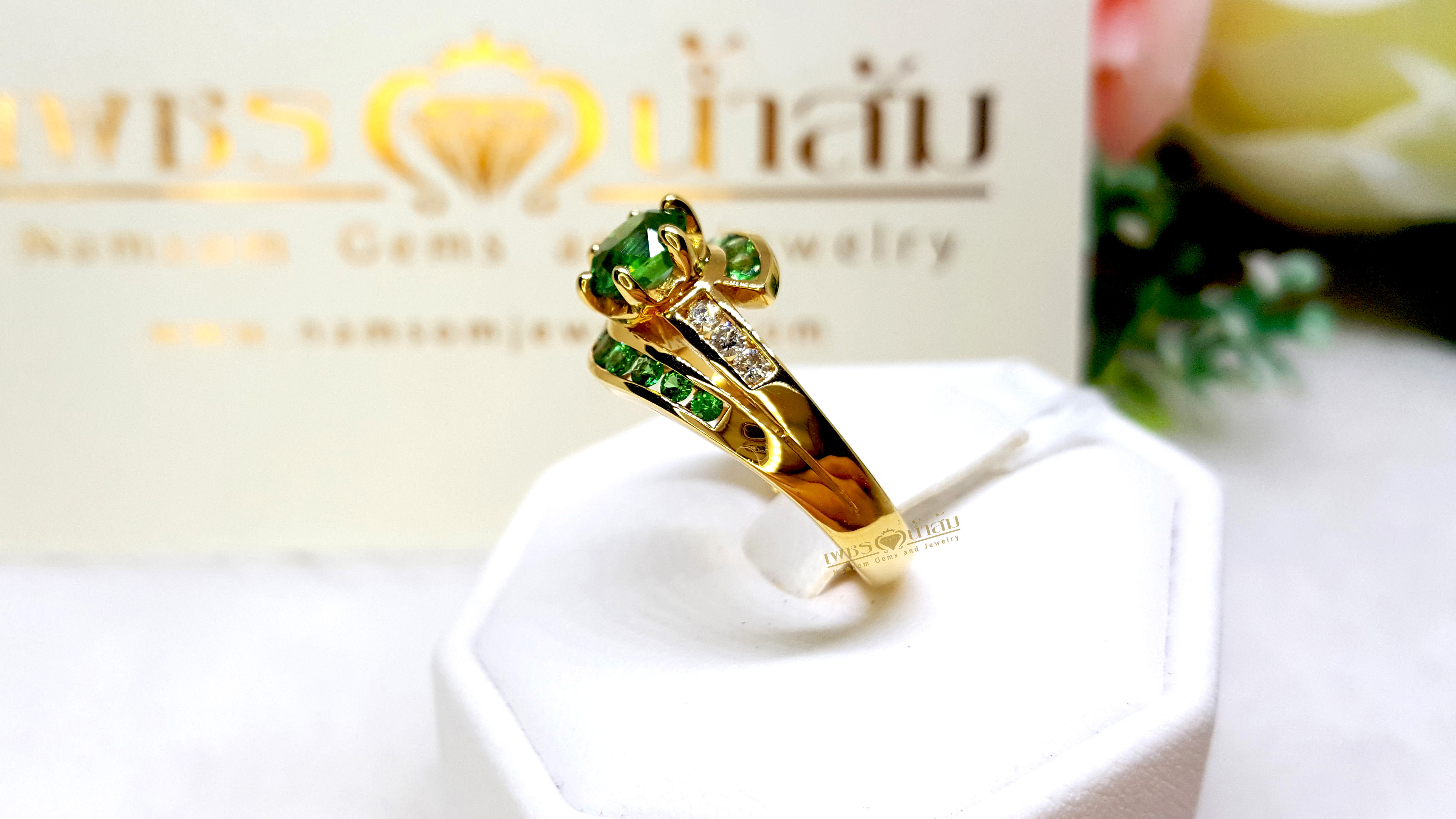 แหวนพลอยผู้หญิง Tsavorite สีสวยประดับตกแต่งด้วยเพชรแท้ คาดไขว้ด้วยTsavoriteสีสวย บนตัวเรือนทองแท้ทั้งตัวเรือน