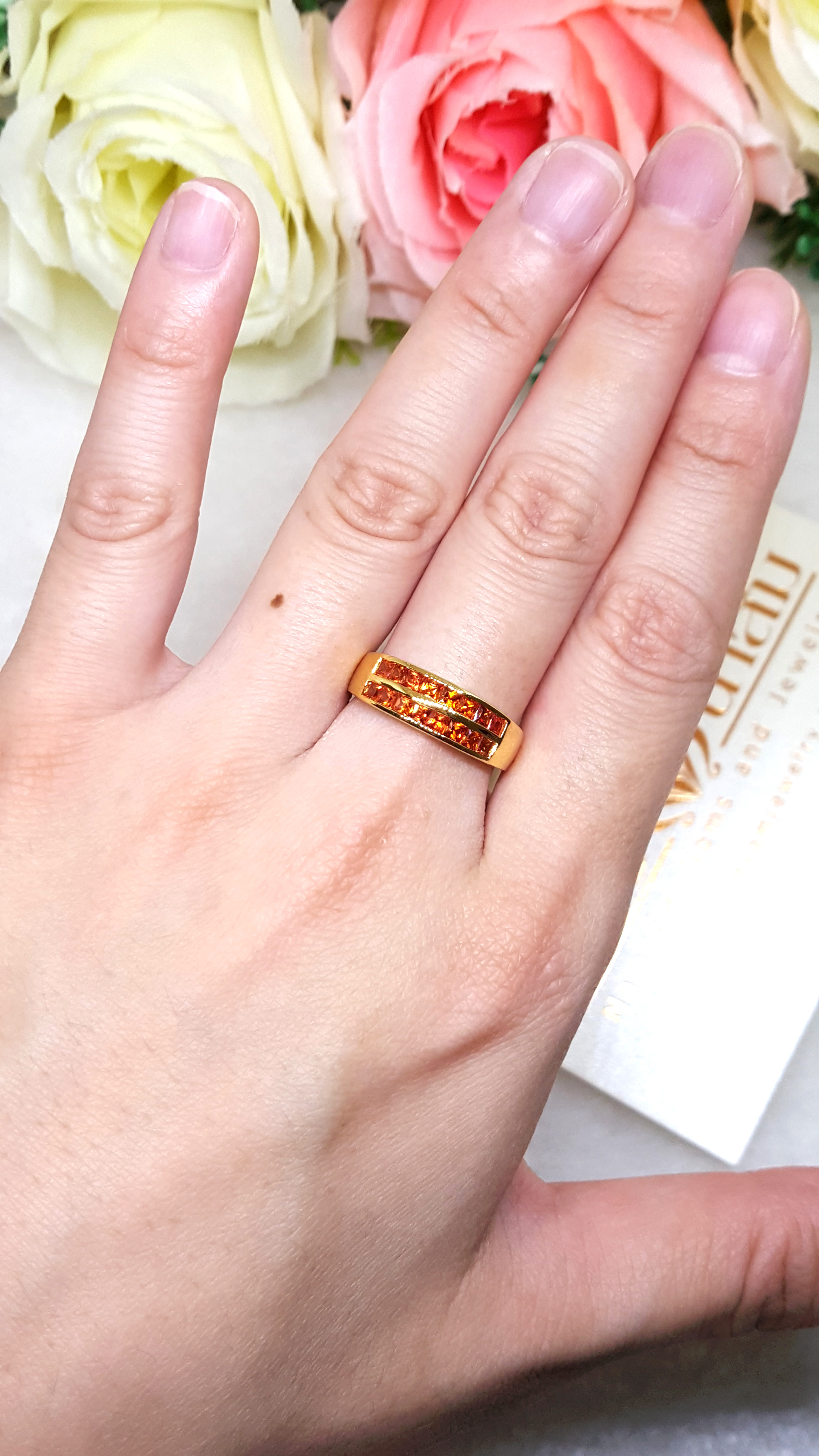 แหวนพลอย Orange Sapphire พลอยสีส้มสวย เจียรเหลี่ยมเรียงแถวปอกมีด คาดสองชั้น บนตัวเรือนทองแท้ทั้งตัวเรือน