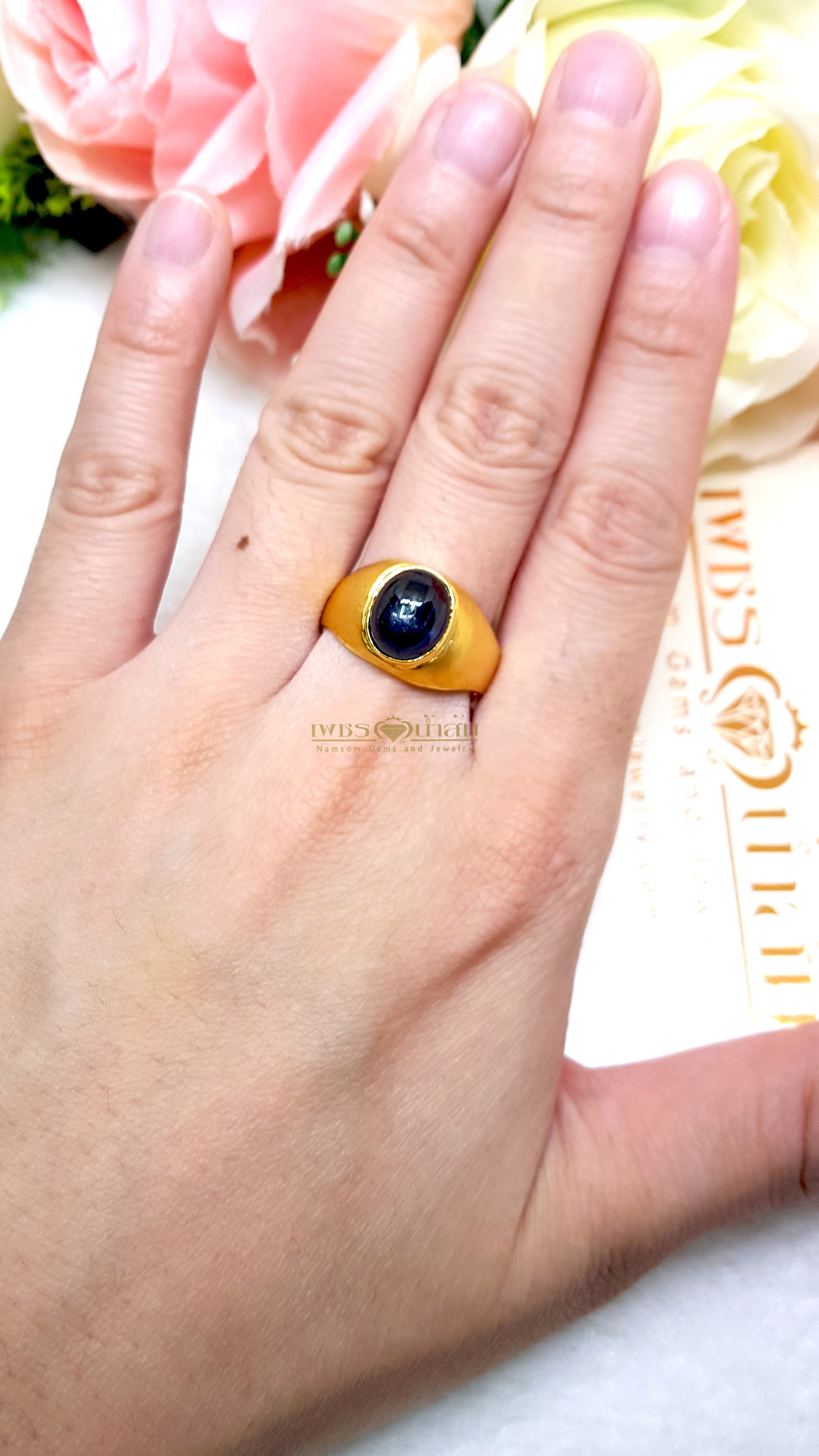 แหวนพลอย ไคยาไนต์(Kyanite) สีน้ำเงิน เจียรเหลี่ยมคาบาชอน ทรงเรียบง่าย ส่วมใส่ได้ทุกวัน บนตัวเรือนทองแท้ทั้งตัวเรือน