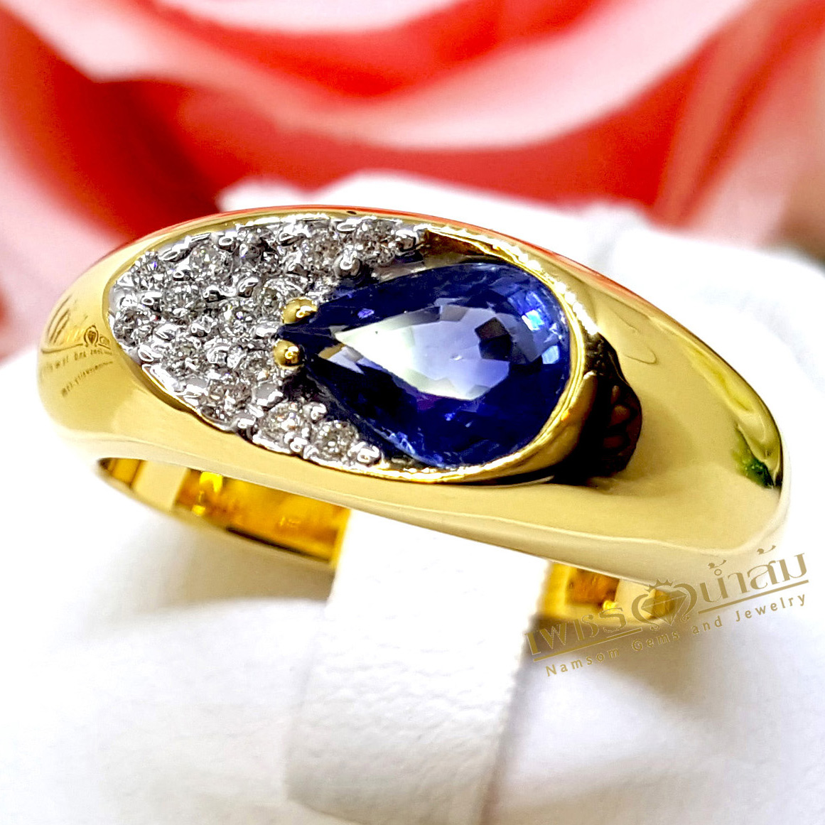 แหวนพลอยไพลิน Blue Sapphire เล่นแสงเล่นไฟ งานออกแบบทรงโมเดิร์น ประดับเพชรแท้ฝังจิกไข่ปลา บนตัวเรือนทองแท้ทั้งตัวเรือน