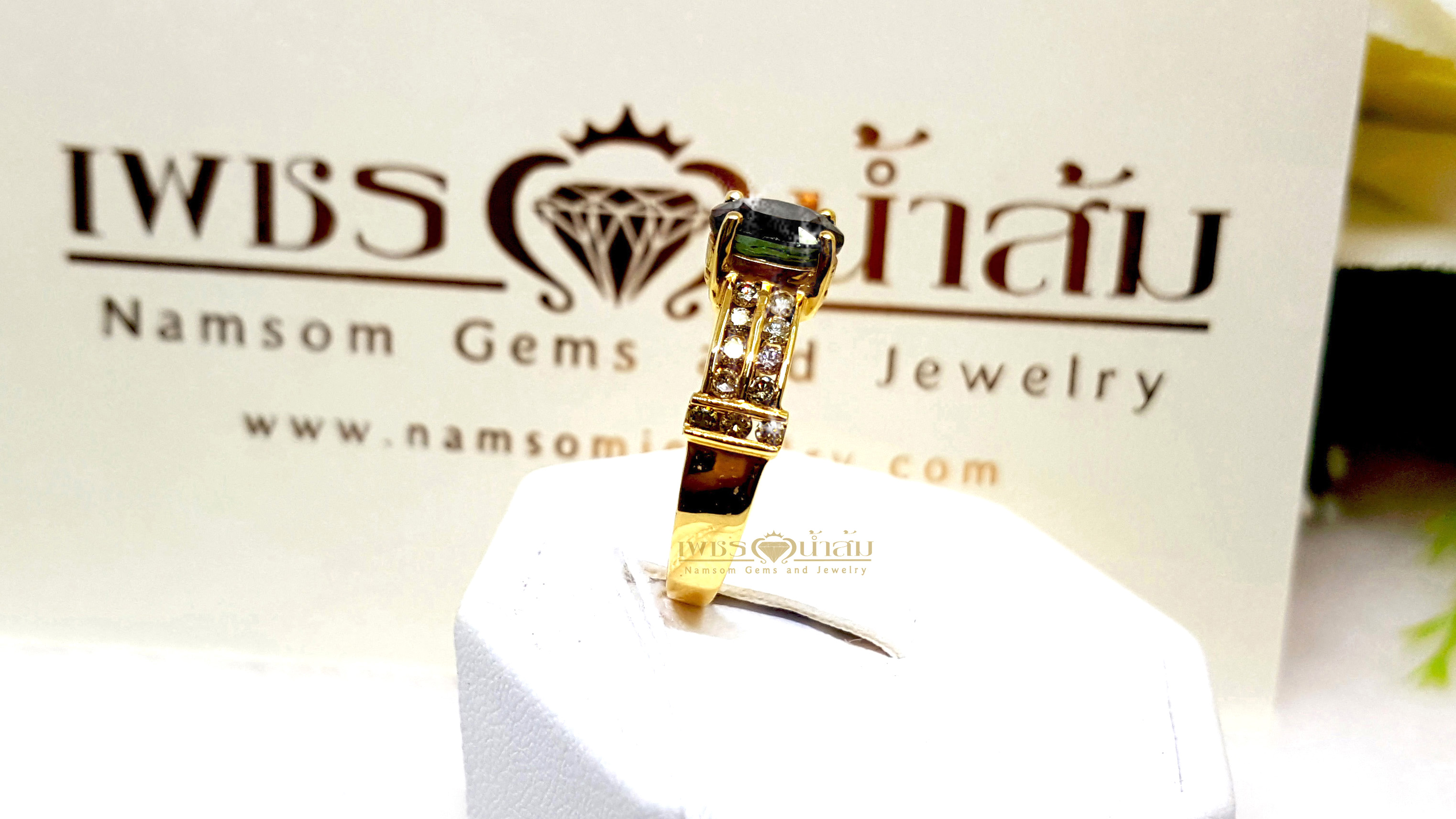 แหวนพลอยไพลิน Blue Sapphire ประดับคาดด้วยเพชรแท้ขอบข้างสองแถว บนตัวเรือนทองแท้ทั้งตัวเรือน