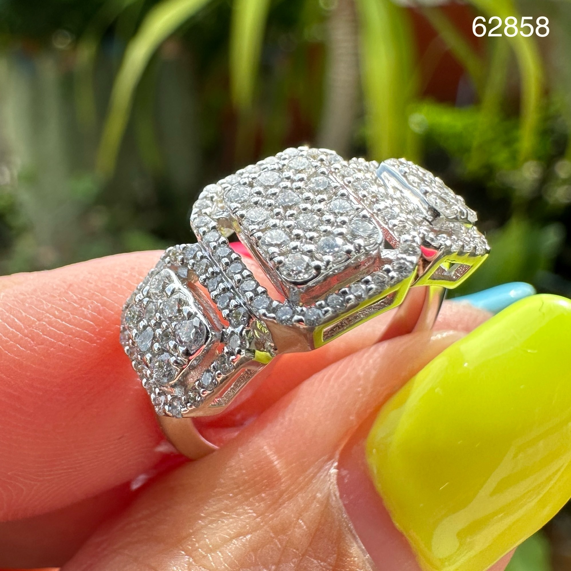 รหัส 62858 แหวน เพชรกระจุก ล้อมเพชร 95 เม็ด 0.90 กะรัต ทองคำขาว18K ขนาด 48.5 นน. 4.70 g