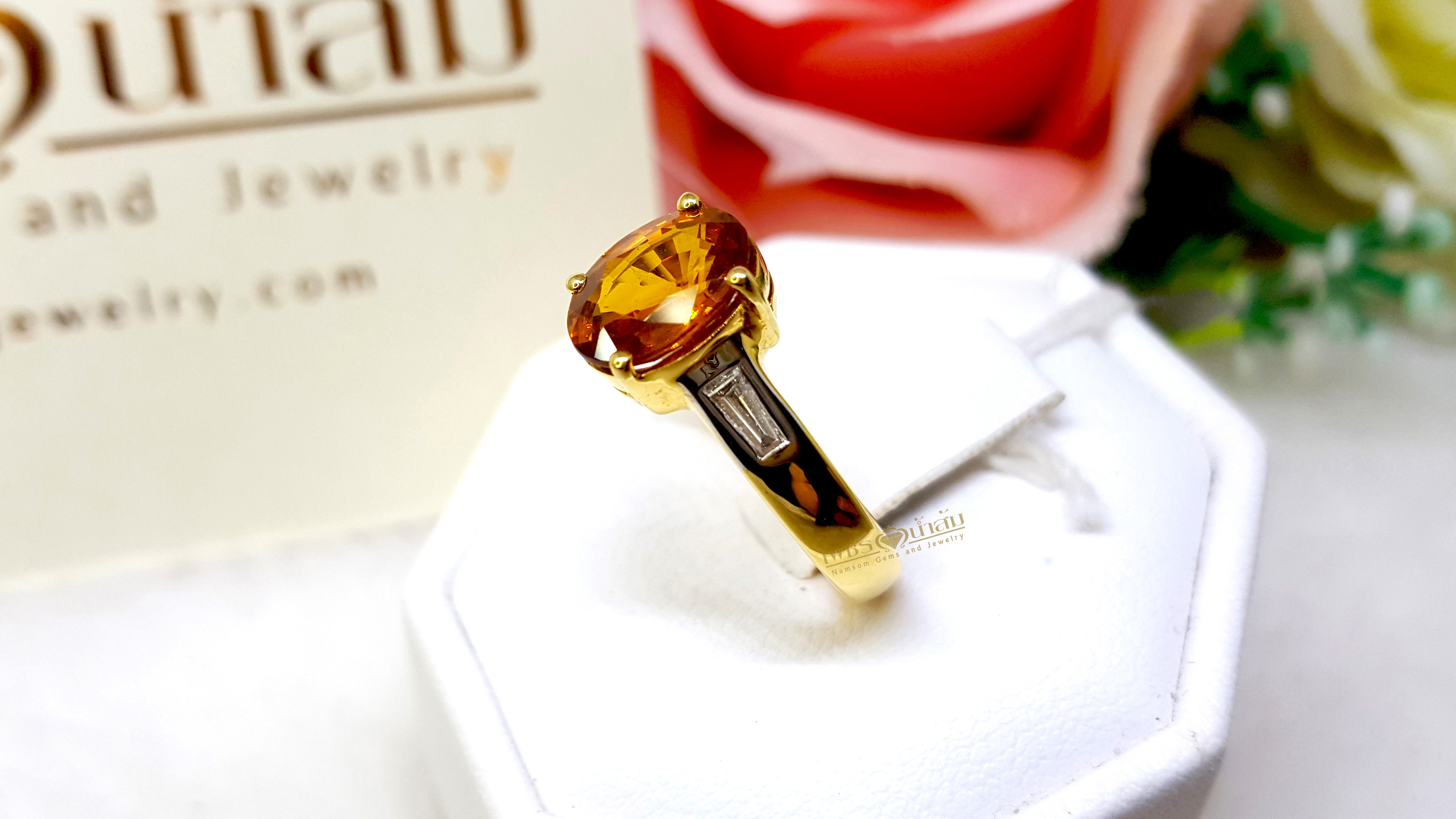 แหวนพลอยบุษราคัม Yellow Sapphire ฝังเพชรแท้ ทรงแบเก็ต Baguette น้ำงาม ตรงบ่าสองข้าง ชูหัวแหวนให้โดดเด่น บนตัวเรือนทองแท้ทั้งตัวเรือน