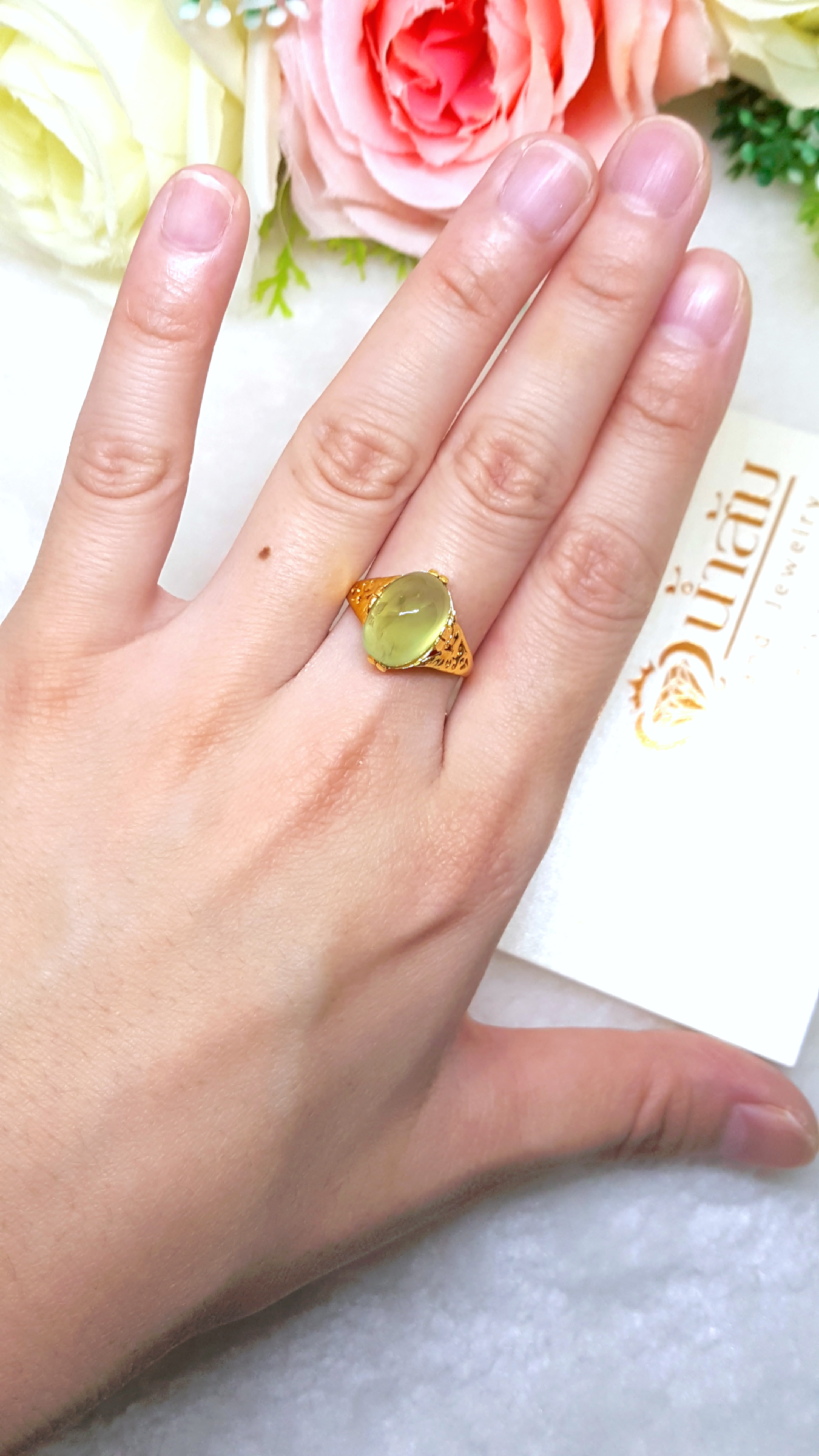แหวนพลอยพรีไนท์ Prehnite จันทร์ เจียรหลังเบี้ย สีเขียวอ่อนวาวใส บนตัวเรือนทองแท้ ฉลุลาย
