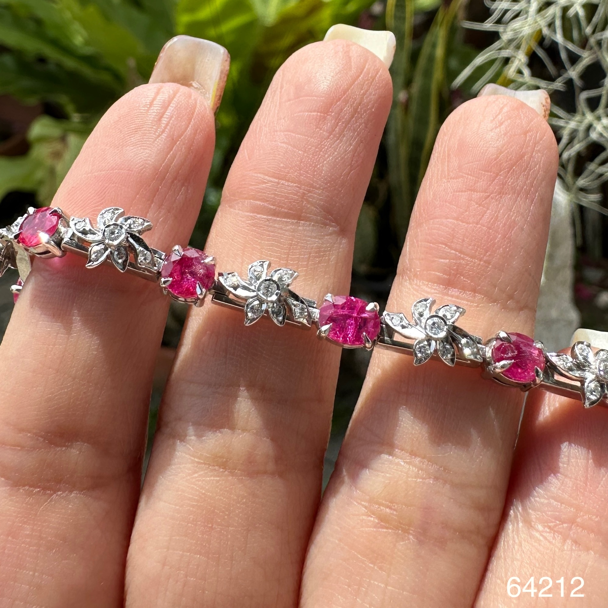 รหัส 64212 สร้อยข้อมือ ทับทิม พม่า ดิบ ฝังเพชรกุหลาบ 70/0.70 ct งานปาหะ ความยาว 16.50 ซม. นน. 14.08 g