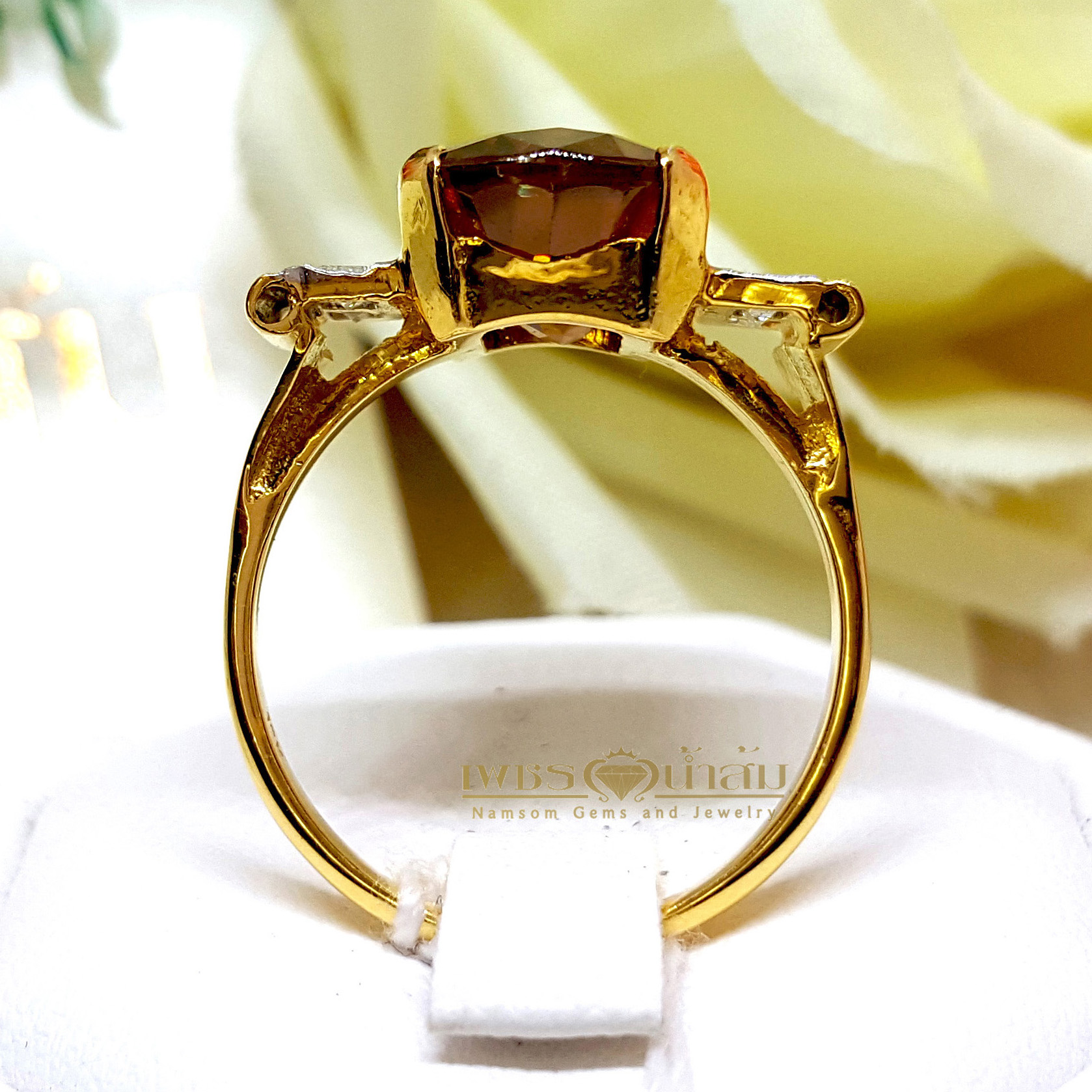 แหวนเพทายดิบสีแชมเปญ Champagne Zircon ประดับตกแต่งด้วยเพชรแท้บ่าข้าง บนตัวเรือนทองแท้ทั้งตัวเรือน