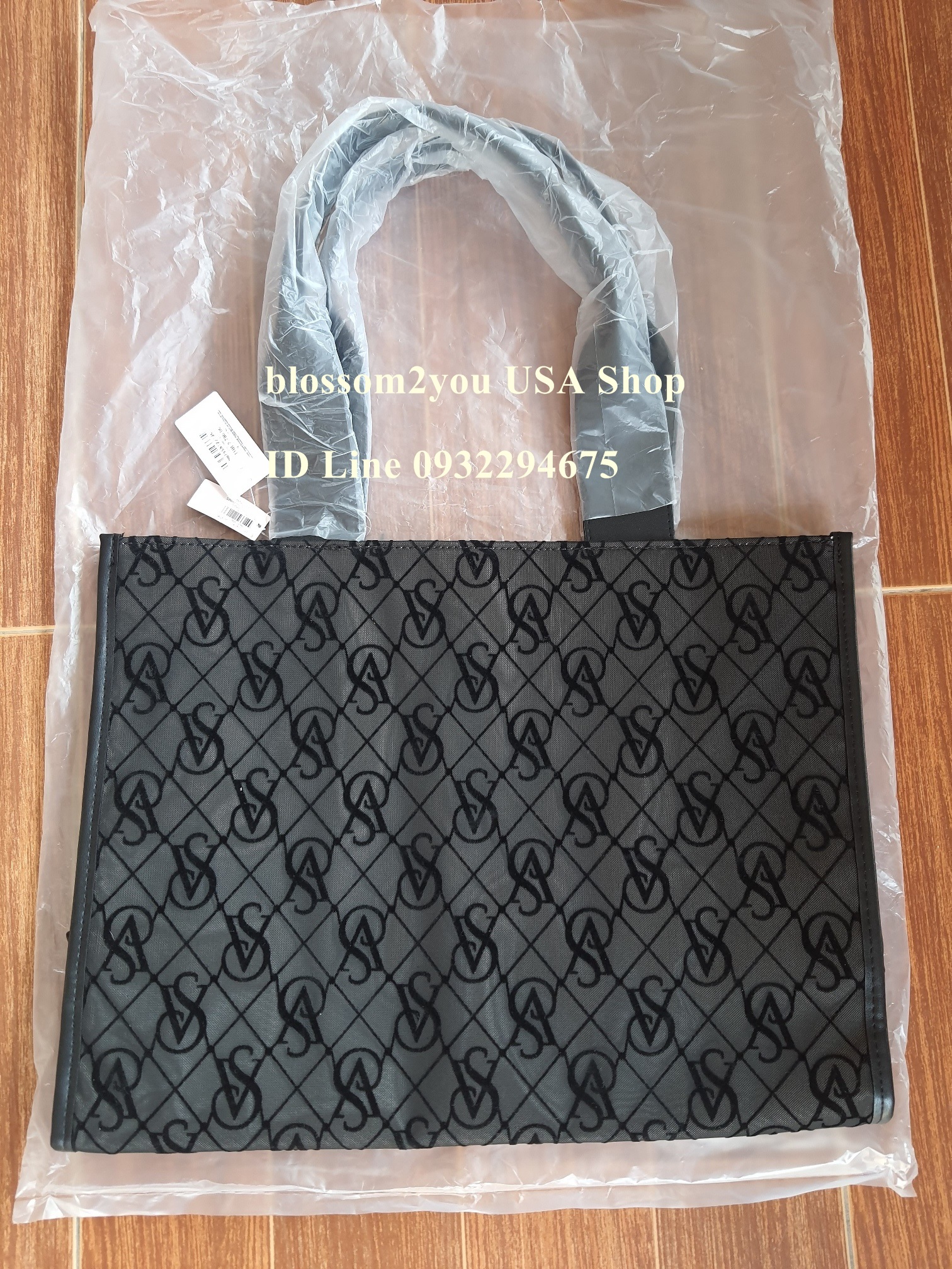 กระเป๋า Victoria's Secret รุ่น Logo Mesh Tote สีดำสวยเรียบหรู