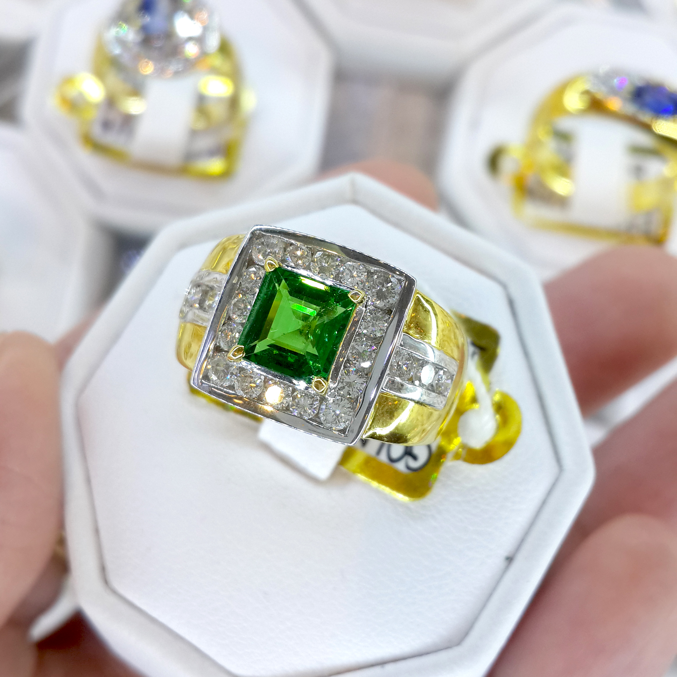แหวนซาวาไรท์ Tsavorite สีสดประดับเพชรแท้ทรงเหลี่ยม