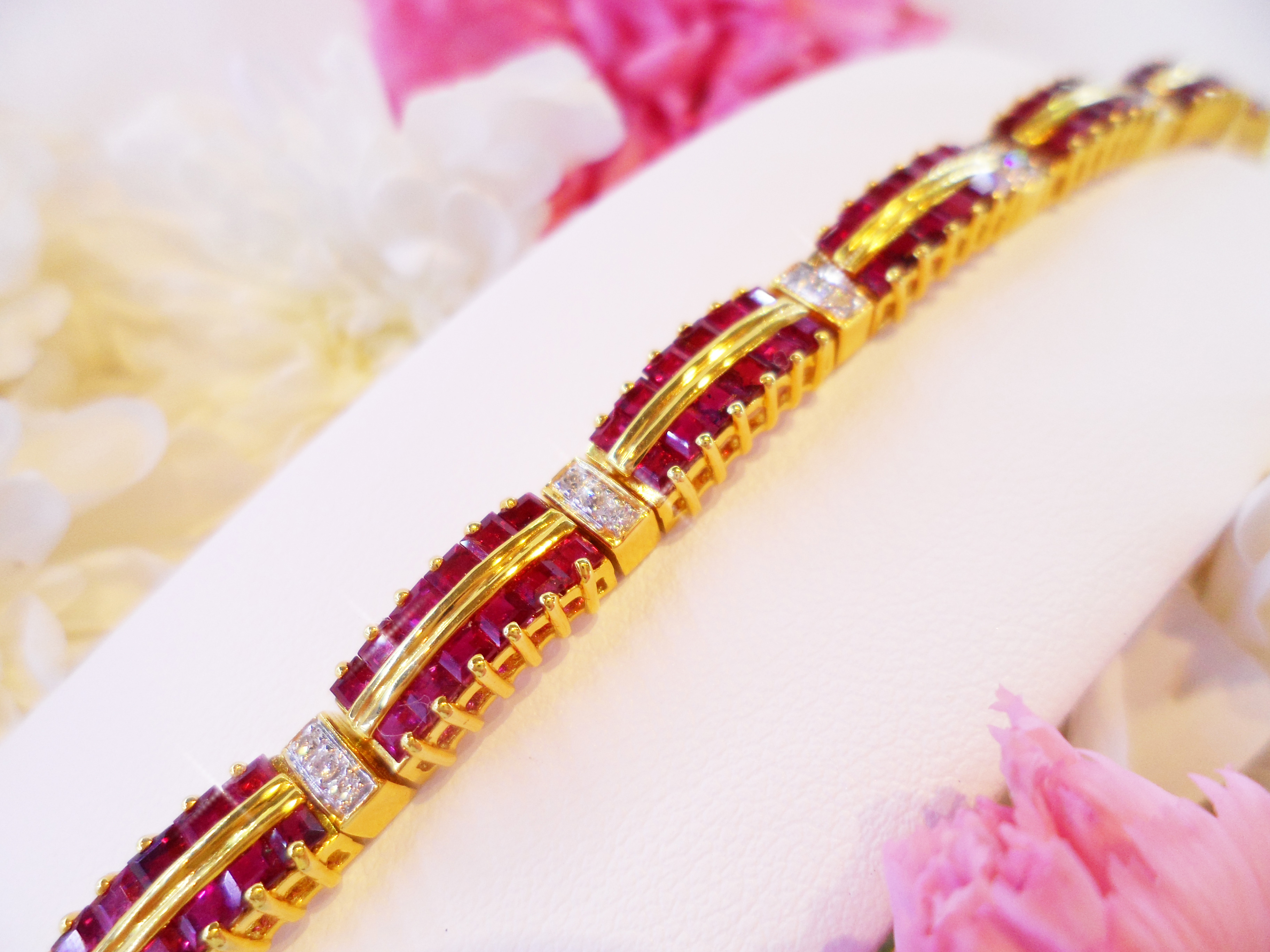 สร้อยข้อมือพลอยทับทิมสีสวย น้ำงาม ประดับด้วยเพชรแท้ ดีไซน์เก๋ไม่เหมือนใคร เพชรแท้ น้ำ98 ทองแท้ 22K ทั้งตัวเรือน