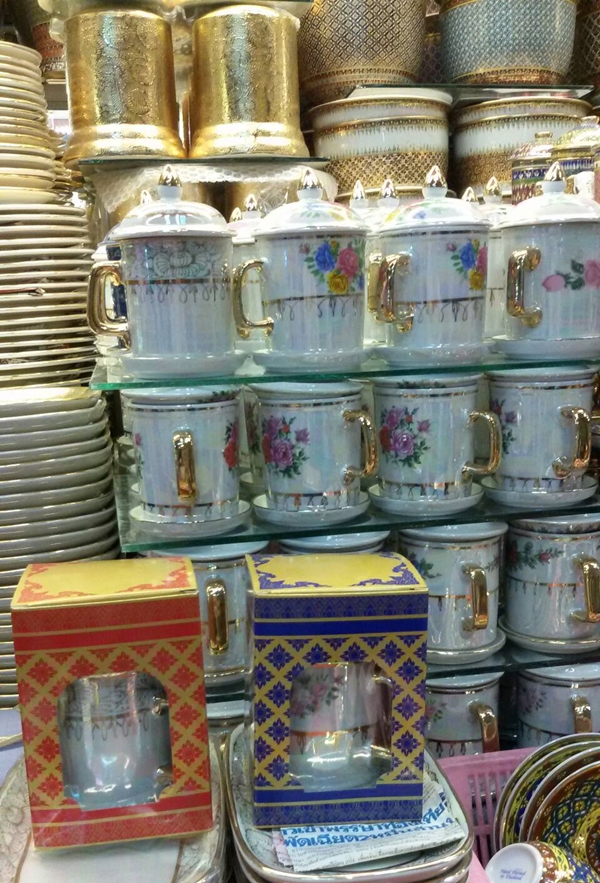 แก้วมัคเนื้อมุขพร้อมฝาและจานรอง แพ็คกล่องลายไทย ผูกโบว์