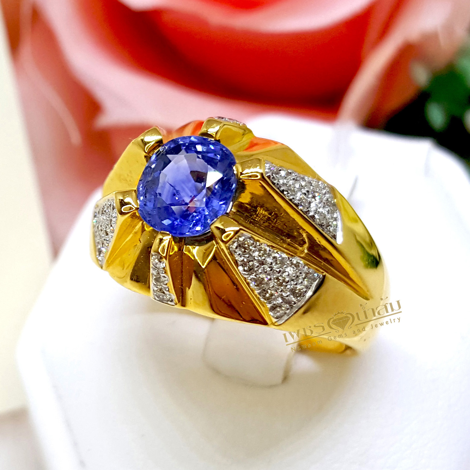 แหวนพลอยไพลิน Blue Sapphire หัวแหวนชูโดดเด่น ประดับตกแต่งด้วยเพชรแท้เพิ่มลวดลายให้น่ามอง บนตัวเรือนทองแท้ทั้งตัวเรือน