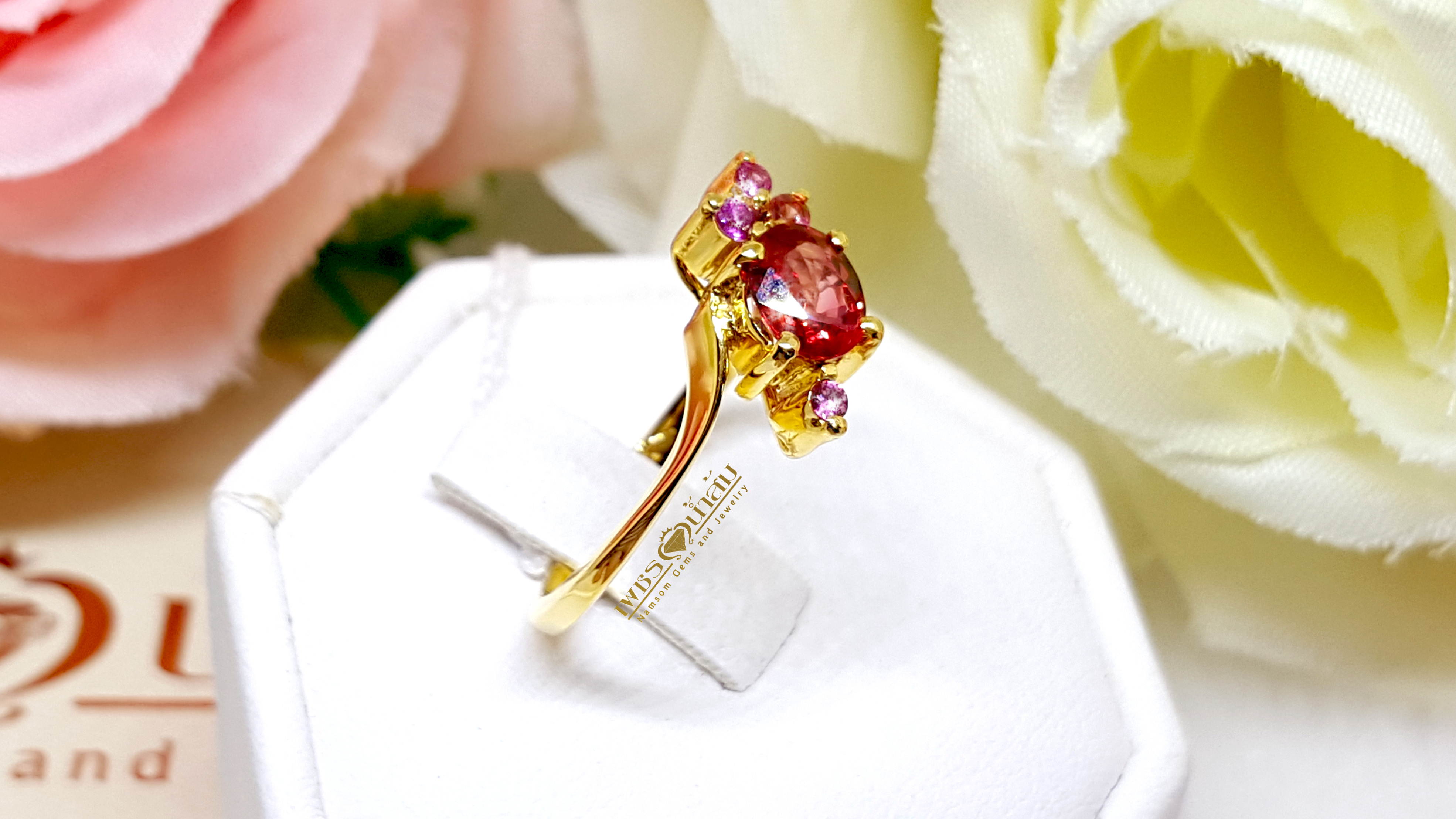 แหวนพลอยทับทิม Ruby สีสวยเจียระไนเหลี่ยมเพชร ประดับตกแต่งด้วยPink Sapphire สีสวย ทรงดอกไม้น่ารัก บนตัวเรือนทองแท้ทั้งตัวเรือน