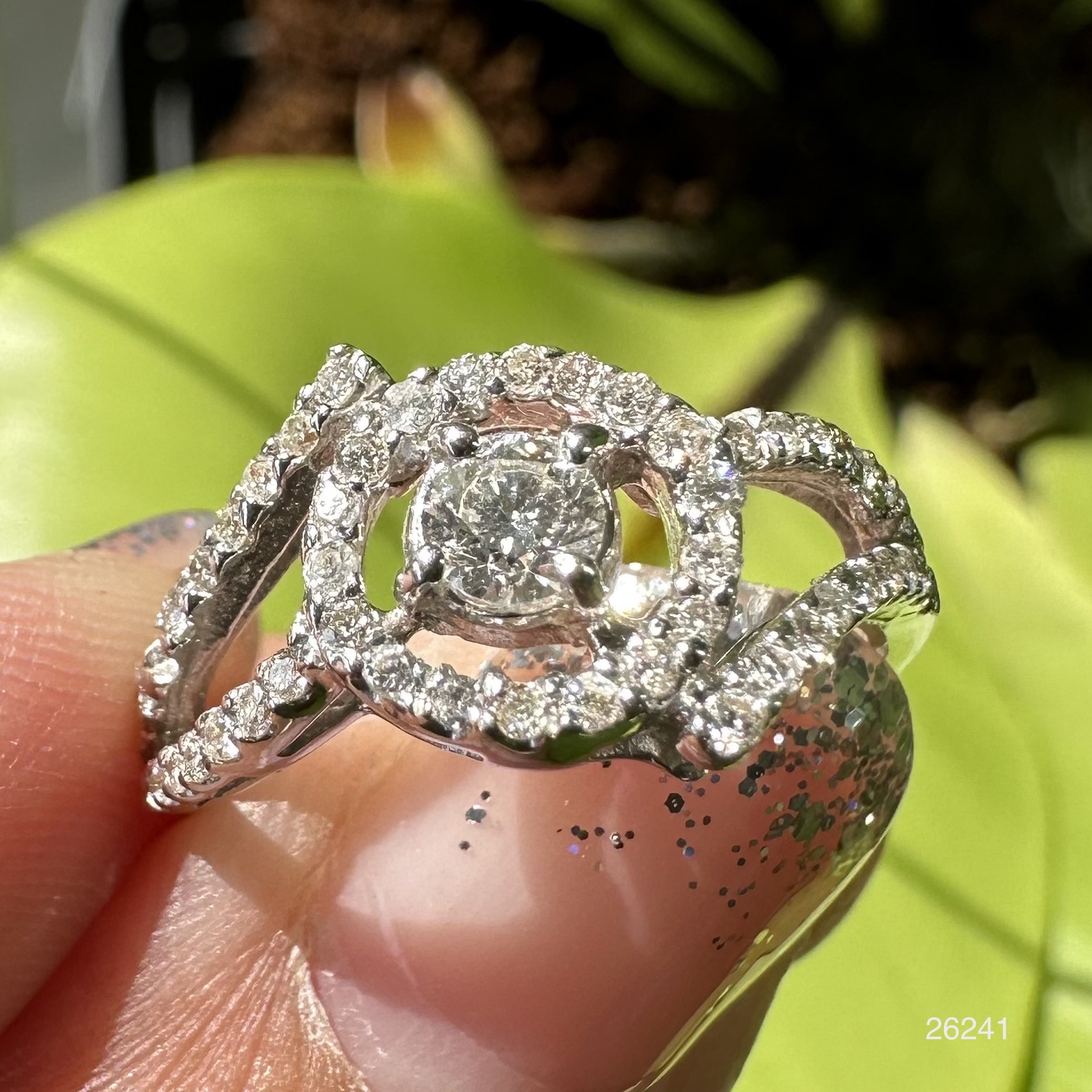 รหัส 26241 แหวน เพชรเดี่ยวชู 0.20 ct ล้อมเพชร 50/0.50 ct ทองคำขาว18K เพชรขาว สวยมาก นน. 3.56 g