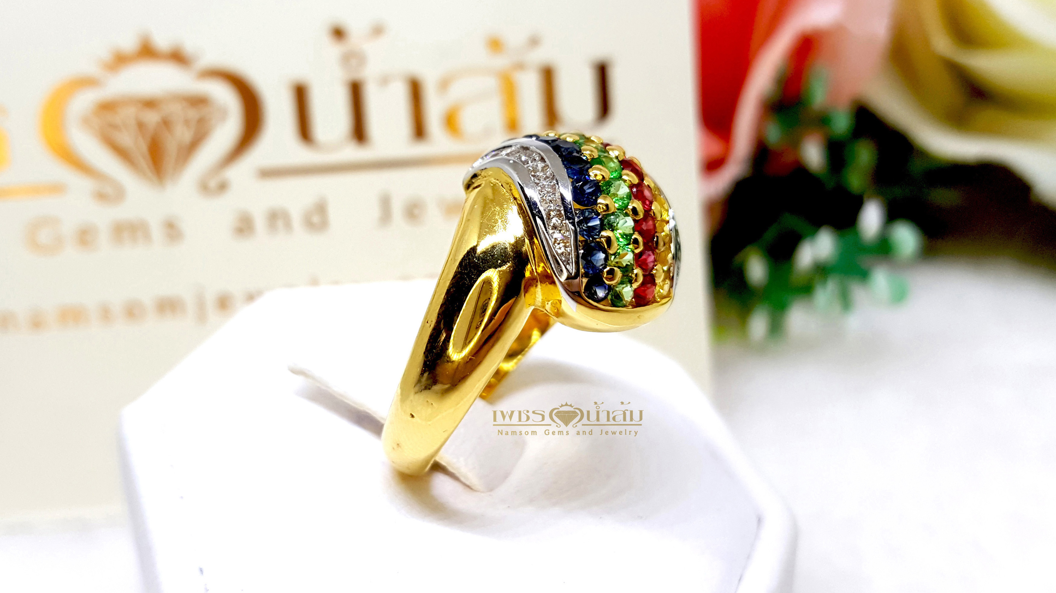 แหวนพลอยนพเก้าสลับสีทรงตูม ประกอบไปด้วย ทับทิม ไพลิน บุษราคัม และมรกตสีสวย บนตัวเรือนทองทัทั้งตัวเรือน