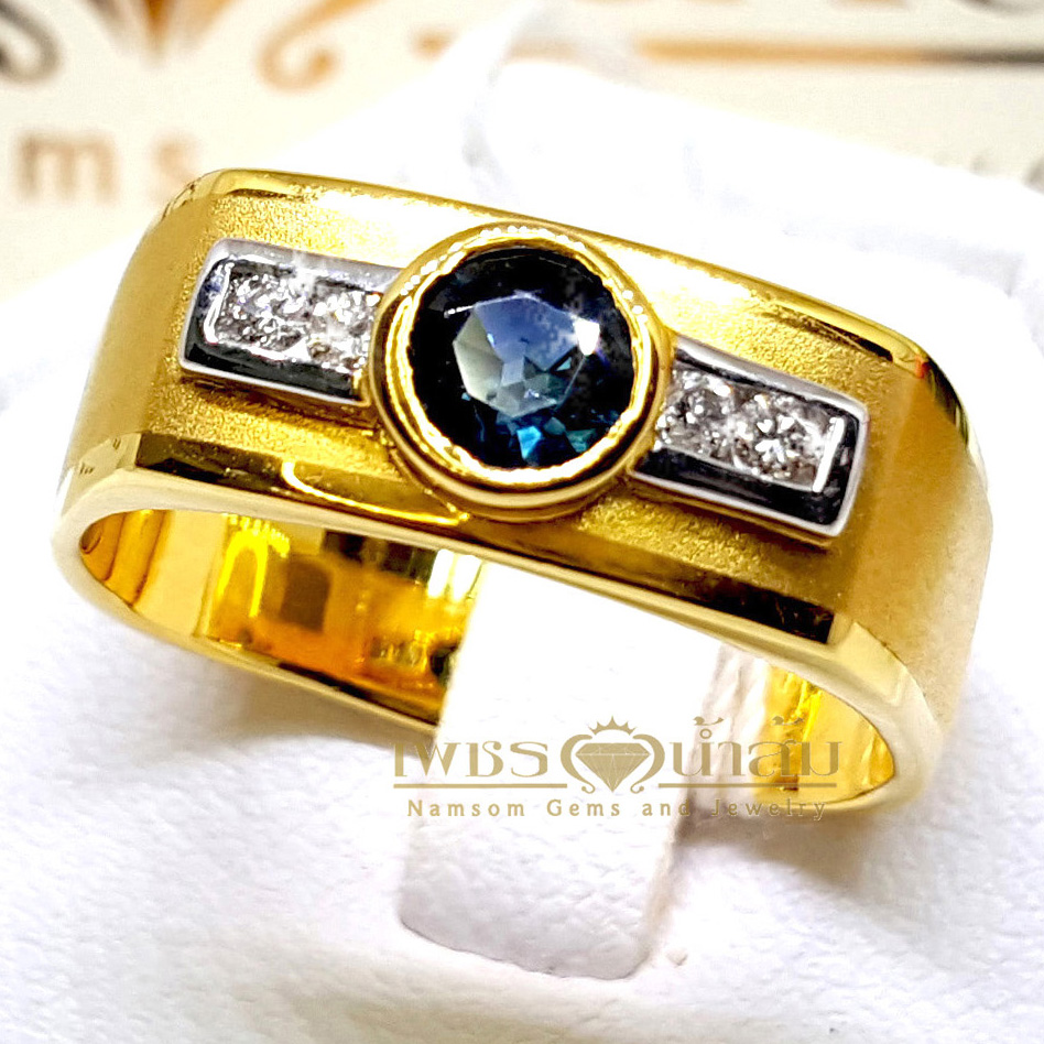 แหวนพลอยไพลิน Blue Sapphire สีเข้มสด คาดเพชร หน้าตัด บนตัวเรือนทองแท้ทั้งตัวเรือน