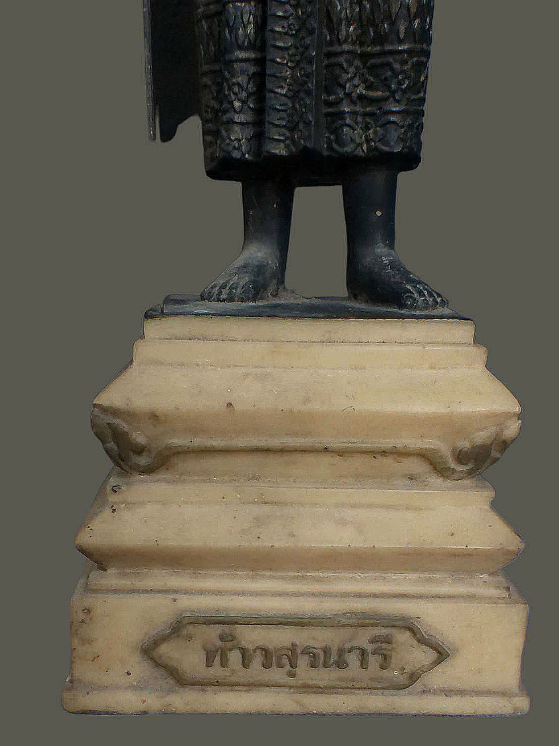 รูปหล่อบูชาเนื้อเรซิ่น ท้าวสุรนารี พิธีพุทธาภิเษกในงาจุดพลุ4มุมเมือง นครราชสีมา ปี2523 หลวงพ่อคุณ วัดบ้านไร่ปลุกเสก สูง 13 นิ้ว